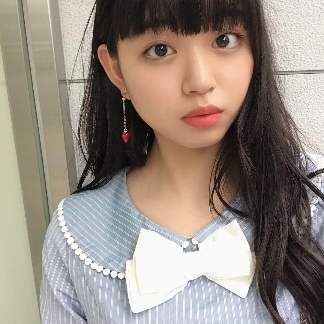 吉田万葉のインスタグラム：「☁💙🍓🎀 #今日のコーデ #ワンピース #リボン #いちご #jk #sjk #Instagram」