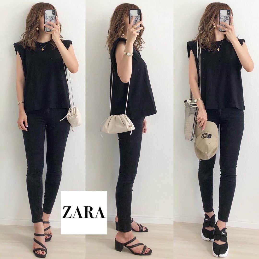 Miyoのインスタグラム：「2020.6.28 ・ このZARAのTシャツについて沢山DMを頂いたのでまとめて返事させて頂きます🙇🏻‍♀️♥️ ・ 品名　ショルダーパッドTシャツ 品番　0858 007 800 (ブラック) 価格　¥2,590 着用サイズ　Mサイズ(165cm) SとMサイズのサイズ感を教えてほしいと何件か頂きましたが、ホワイトのSサイズがまだ手元に届いていないのでまたpostさせて頂きます🙏🏻♥️ 脇が大きく開くのでインナーはキャミブラやカップ付きのタンクトップなどがおすすめです♡ ブラウンも再入荷連絡が来たら欲しいなぁ…❤︎ ・ ショルダーパッドTシャツ…#ZARA デニム・ピアス…#ザラ 靴…#GU#ジーユー#NIKE#アクアリフト キャップ…#thenorthface#ノースフェイス バッグ…#bottegaveneta#beautifulpeople ・ 昨日ZARAの店舗でも可愛い服をGETできたのでまた紹介させてください❤︎ ・ ・ ・ #ZARAコーデ#ザラコーデ#ZARA購入品#ザラジョ#夏コーデ#ブラックコーデ#ノースリーブ#ヘアアレンジ#今日のコーデ#ママコーデ#ママファッション#プチプラコーデ#プチプラファッション#着回しコーデ#シンプルコーデ#カジュアルコーデ#デニムコーデ#大人カジュアル#大人可愛い#きれいめコーデ」
