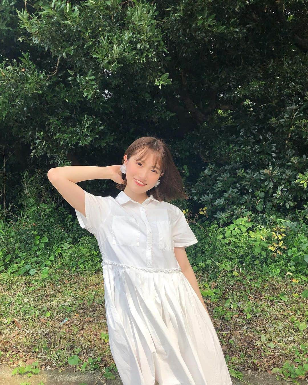 坂本 愛玲菜さんのインスタグラム写真 - (坂本 愛玲菜Instagram)「自然いっぱい〜〜〜🌿🌿🌿🌼 #今日天気よくて花咲いた　 #このワンピースお気に入り  #写真のジブリ感出てるかしら　 #ere私服」6月28日 21時40分 - erena_hkt48