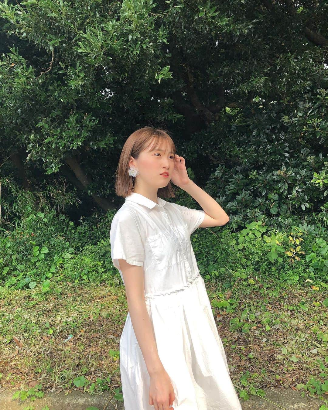 坂本 愛玲菜さんのインスタグラム写真 - (坂本 愛玲菜Instagram)「自然いっぱい〜〜〜🌿🌿🌿🌼 #今日天気よくて花咲いた　 #このワンピースお気に入り  #写真のジブリ感出てるかしら　 #ere私服」6月28日 21時40分 - erena_hkt48