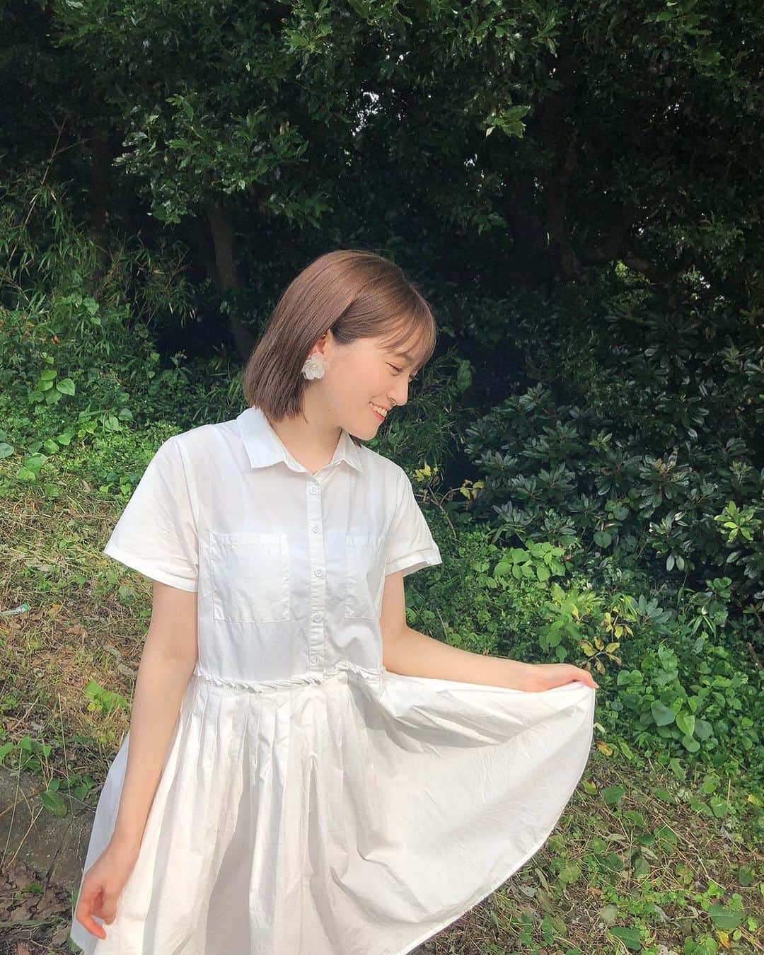 坂本 愛玲菜さんのインスタグラム写真 - (坂本 愛玲菜Instagram)「自然いっぱい〜〜〜🌿🌿🌿🌼 #今日天気よくて花咲いた　 #このワンピースお気に入り  #写真のジブリ感出てるかしら　 #ere私服」6月28日 21時40分 - erena_hkt48