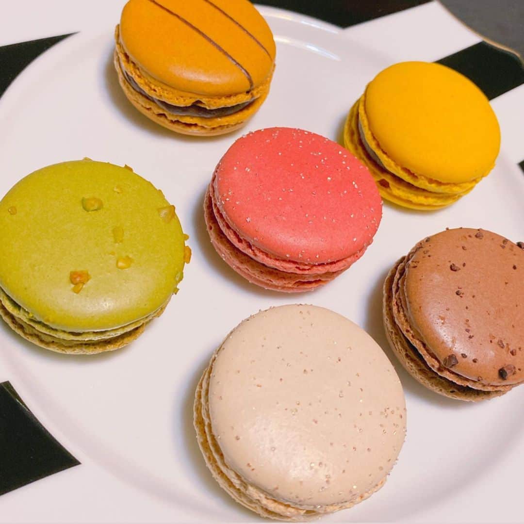 のインスタグラム：「おうち☕️time♫  #stayhome #stayathome #staysafe  #おうち時間 #おうちカフェ #おうちラテ #マカロン #カラフル #macaron  #チョコレート #ケーキ　 #お菓子 #おやつ #食器　#フランフラン　#francfranc  #カフェ部 #カフェ活 #カフェ  #カフェ巡り #カフェ好き #カフェ巡り好きな人と繋がりたい  #カフェ好きな人と繋がりたい  #スイーツ #デザート #スイーツ男子 #スイーツ好きな人と繋がりたい  #お洒落さんと繋がりたい #お洒落 ✟☻✟☻✟☻✟☻✟☻✟☻✟☻✟」