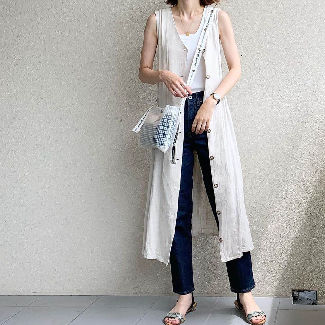 のインスタグラム：「・ 2020.6.28 ・ 🆕の @blatewebstore の 2WAYリネンロングジレワンピ と この前、 梅田に行った時に買った @beautifulpeople_officialsite のバッグ♡ 縦長のと悩んだけど これボタンで長さが変えれて 可愛かったのでこちらに🥰 ・ ・ このサンダル H&Mで何年か前に買ったもので お気に入りでずっと履いてるから ちょっとハゲてきた💦 今年で終わりかな… ・ ・ #スリムテーパードアンクルジーンズ#uniqlo#ユニクロ#beautifulpeople #ビューティフルピープル #handm#エイチアンド ・ ・ アイテム詳細はトップページのPARTEから飛べます✨ ・」