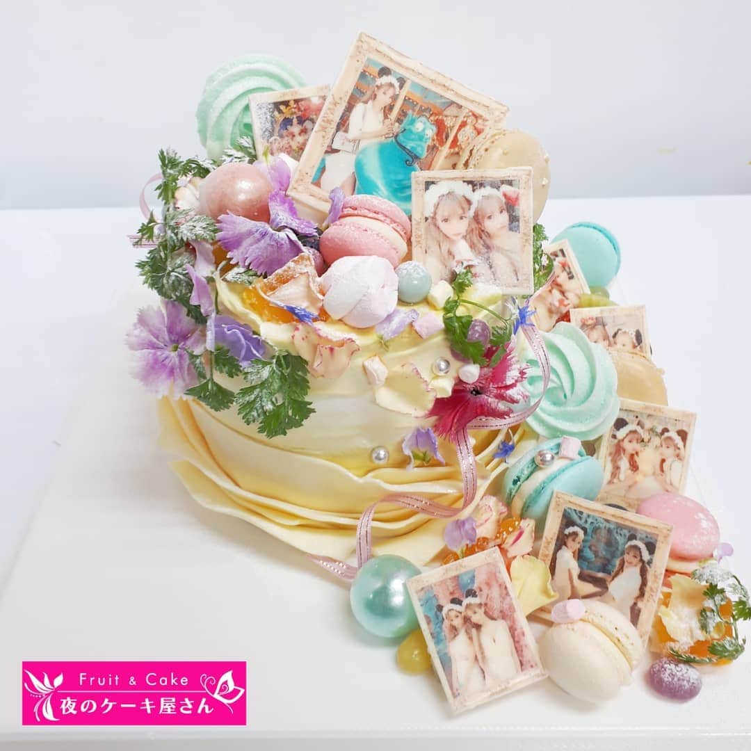 夜のケーキ屋さん♥Juli　(エディブルフラワー協会) さんのインスタグラム写真 - (夜のケーキ屋さん♥Juli　(エディブルフラワー協会) Instagram)「@sayo_hayakawa さよさん💛と  @dj_peach_ DJ PEACHさん💗の 誕生日ケーキ🎂💛 : さよさんが、注文してくれるケーキは、とっても愛情が溢れてて💕 いつも思い出の写真をいっぱい乗せたり、作りやすいようにイメージを考えてくれて…🍒 : これは、イースターっぽいパステルなイメージのケーキ😳 ふたりの写真が可愛いから、もっとたくさん写真載せたかったけれど、おうちサイズのケーキなので厳選しました😳💕 (厳選しつつも、載せたいの多すぎて8枚🙌💛) : 少し前の、コロナが心配な時期だったから、LINE注文&配達で、会わずにケーキをお届け🎂💕 色んな贈り物サービスがあるなかで、ケーキを贈り物に選んでくれて作らせてもらえて嬉しいです🙈✨ しかもダブルで😭✨贈りあい😭🎂 ふたりの愛情に、私まで感激😳💕 : 自粛ムードが漂う中で、３密を避けたお祝いのお手伝いをさせて貰えて、ケーキ屋さんやってて良かったです🍒 会えなくても、支えて貰ってるなって実感しました💕 : #夜のケーキ屋さん #オーダーケーキ #おうち時間」6月28日 21時42分 - juli_sasa