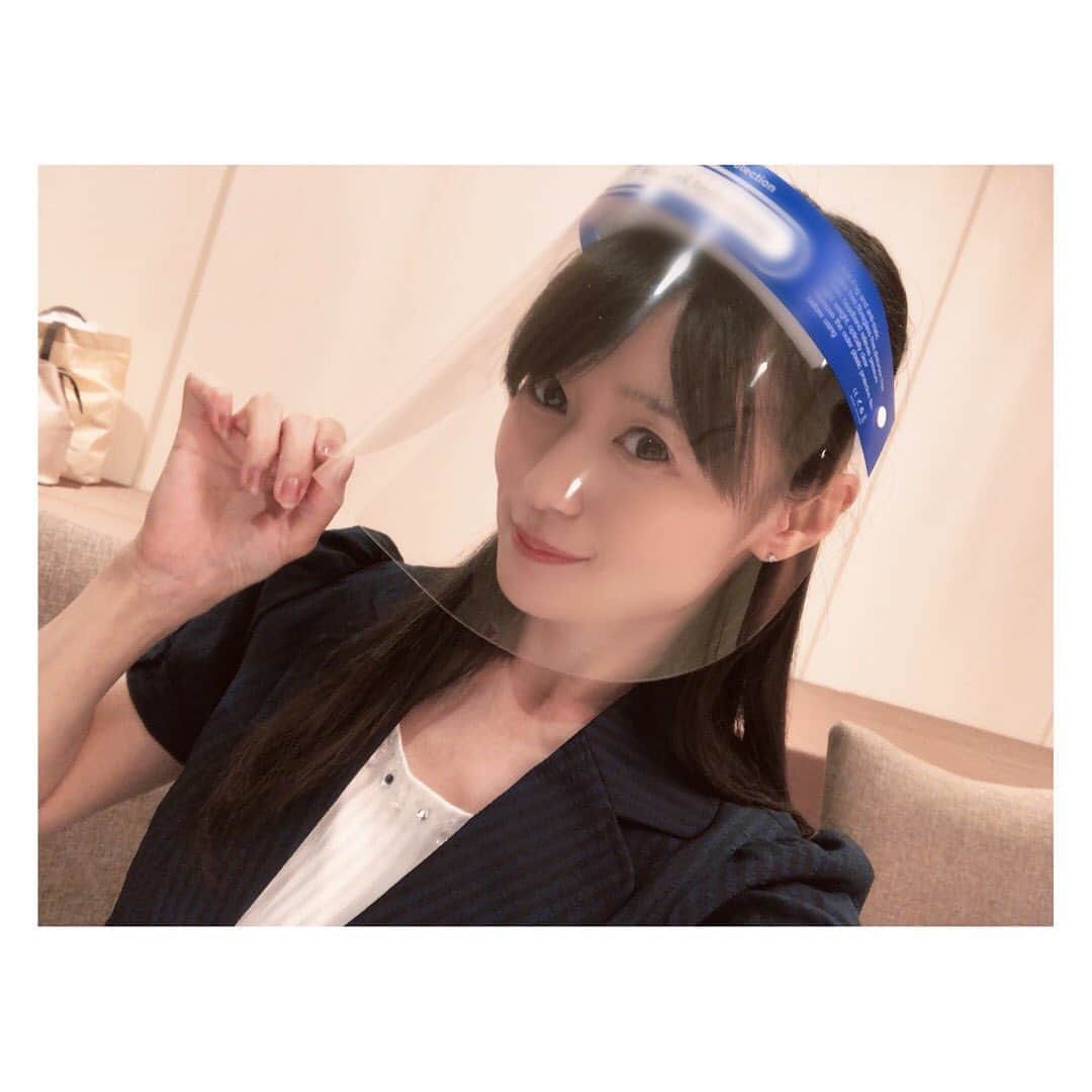 柳野玲子のインスタグラム：「今日はフェイスシールドを着用して、MCのお仕事でした😊✨ こんな日が来るとは…😳 軽くて、想像よりは着け心地良かったかなぁ^ ^ 今日はぐっすりたっぷり寝るぞーーー💓 #フェイスシールド #コロナ対策 #お仕事 #mc #次回 #お疲れ様でした」