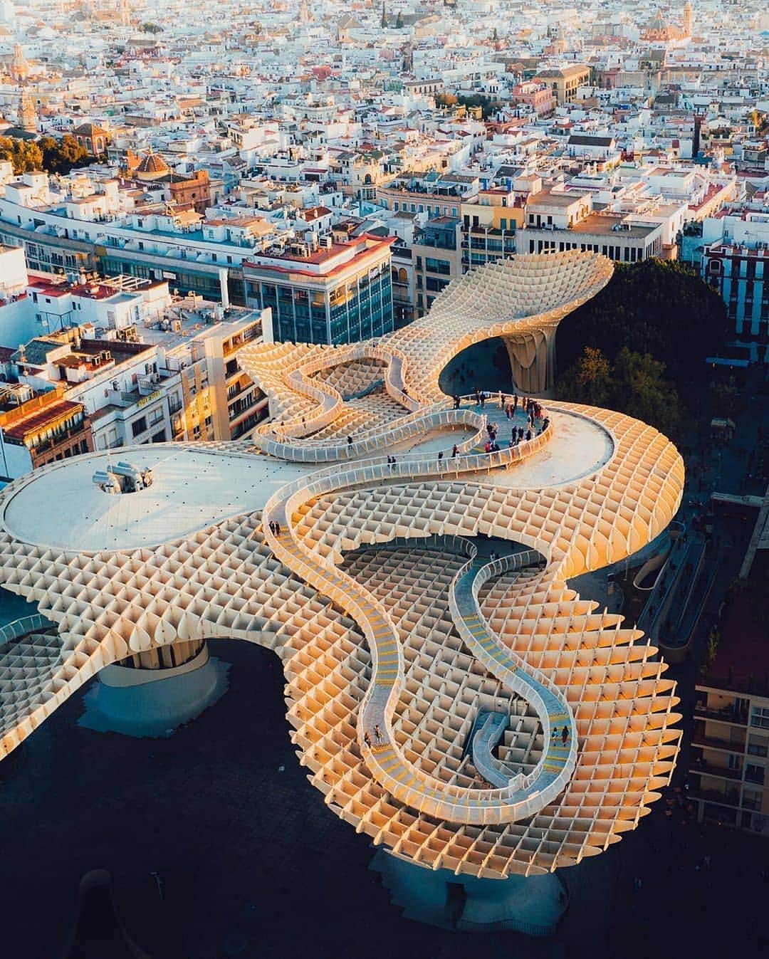 BEAUTIFUL DESTINATIONSさんのインスタグラム写真 - (BEAUTIFUL DESTINATIONSInstagram)「In the old quarter of Seville, Spain, you'll find the Metropol Parasol. This wooden structure is nicknamed the "urban mushroom" and its organic shape creates a fascinating contrast between the straight lines of the city. 🇪🇸Tag a friend who'd love to see this! (📸: @lennart 📍: Seville, Spain)」6月28日 21時48分 - beautifuldestinations