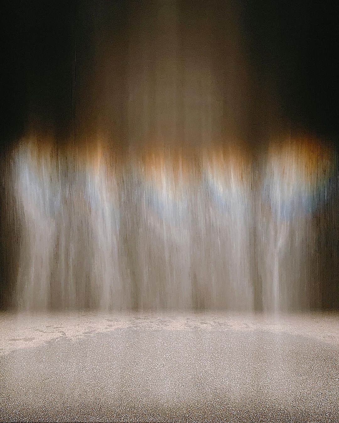 須田朱音さんのインスタグラム写真 - (須田朱音Instagram)「𝗠𝘂𝘀𝗲𝘂𝗺 𝗼𝗳 𝗖𝗼𝗻𝘁𝗲𝗺𝗽𝗼𝗿𝗮𝗿𝘆 𝗔𝗿𝘁 𝗧𝗼𝗸𝘆𝗼﻿ ﻿ ときに川は橋となる﻿ Olafur Eliasson﻿ ﻿ ﻿ 日本では10年ぶりの﻿ オラファー・エリアソン個展。﻿ ﻿ 自然現象を新たな知覚体験として再現する﻿ インスタレーションや、﻿ アートを介したサステナブルな世界の﻿ 実現に向けた再生可能エネルギーへの関心、 気候変動への働きかけを軸に構成された作品などが﻿ 多く展示されていました。﻿ ﻿ ﻿ 私は自然現象や記録がアートになってる作品が﻿ とてもサステナブルで🌏 エリアソンのメッセージがこもっていて好きでした。﻿ ﻿ ﻿ 2歳の娘が居るお友達家族と行ったんですが、﻿ 子供が楽しめるアートも沢山あって﻿ 一緒に体験出来てとても楽しかった♡﻿ ﻿ #ときに川は橋となる﻿ #オラファーエリアソン　 #OlafurEliasson」6月28日 21時50分 - akane_godo
