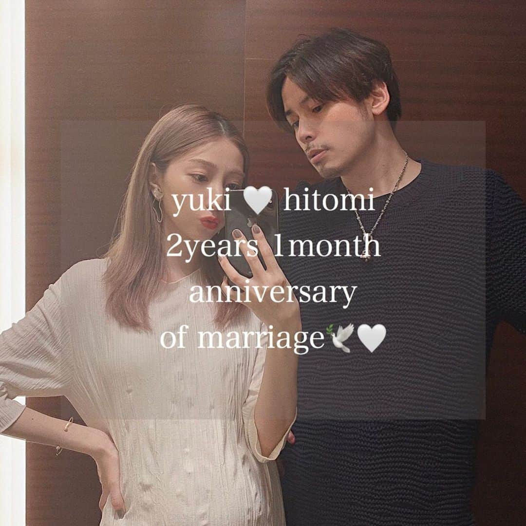 松尾 瞳のインスタグラム：「. 結婚２周年＆👶🏻公表の投稿から早１ヶ月、、 結婚２年１ヶ月でした🌷(昨日) . いつもありがとう。🤍 . 最近のライブで、 👦🏻の元カノさんの話をわたしに伝えてきた方がいて それを他のコメントと同じように 普通に拾って会話展開してたら他の方に 優しいとか寛大とか結構言って頂いて、、笑 気にせず普通に拾えるし話せる理由として 「もともと元カノの存在とか気にする方じゃないと思う」ってライブでは言ったのですが、昔の恋愛では 少し気にしちゃってた事もあったので元々ってわけでもないのか、、🤔 . とよくよく考えれば思って。 こないだやった質問コーナーに (送ってくれる方ありがとう😊🤍) 元カノを気にして嫉妬しちゃうとか それ関連の質問、悩みも結構きてたんだけど 他の質問もたくさんあって あまり答えられなかったので🙏🏻 . それも踏まえて この機会に少し掘り下げて考えてみると . 結論から言うと 「気にならないタイプ」ってわたしの性格の 問題だと錯覚できるほど👦🏻が私にそんな事を、 気にさせてこなかったんだと思います🙏🏻 . だからこれは私が優しいとかサバサバとか そういう事ではきっとないかな〜 . 今はもう結婚もしてるし妻であるので 元カノに嫉妬🥺とかそういうステージ？笑 ではそもそもないにしても、別に付き合った当初からも過去の彼女達に対して嫉妬とかそういう負の感情をあまり抱いてなくて👀(といっても、もし本人の口から話を出されるとかならもちろん良い気はしないけど)(一昨日のライブにて、元カノの私物使用エピソード参照)(まぁまぁキモい行動してるから引かない人だけ見て←) . 過去に誰を好んで一緒にいたところで その方達の後に出会って今一緒にいる私に 言葉で「人生で１番愛したのが私」(これ自分で言ってるの恥ずかしい😉)である事と行動でそれが本心なのを自然とわからせてくれてそうやって絶対的な自信を与えてくれるから私が過去の元カノさん達がどうこうを気にする余地は無かったんだろうなぁと🌷 . ていう事をしみじみ結論づけてたら それで悩んだりモヤモヤしたりしてる子も多い中 そんな感情をわたしに与える事なく愛してくれる👦🏻、 本当に🥺👏❤️って感じだし 彼と付き合って結婚までできて嬉しいな〜と しみじみ思った記念日(小刻みだけど)でした。 . で、これだけだとただの惚気で終わるので 👦🏻と私の話から冒頭で言ってたみんなへの返しに 変わるんだけど😇👏笑 . まぁ、私が気にならない理由は きっと↑こういう事で . 旦那は言葉でも表現してくれるタイプだからわかりやすくてありがたいんだけどそもそも、皆の彼がわざわざ、例えば今までで１番好きだとか言葉にしてくれてないとしても . 「過去の誰かを好きだった気持ちを超えてない」と もし思ってるなら絶対何かしら態度に出るはずです。 なんとなくは付き合ってたとしてもその気持ちを 持ちながら100%では絶対に愛せない🙅🏼‍♀️ . だから彼が今あなたを選んで付き合ってて 愛されてる実感、大切にされてて幸せな実感がある時点で彼の人生の中で最高と思われてるのはあなたなはずなので「幸せなのに元カノに嫉妬しちゃう」「どうすれば気にならなくなる？」系な悩みがある方は、気にしても仕方ない過去の事に気を囚われずに自信を持って彼との時間を幸せに過ごして下さい〜〜 . それでもやっぱりなかなか自信が持てない性格、 って方もいると思うからその場合は彼に言葉にして伝えて欲しい事を伝えて下さい〜〜！ . (今回は、愛されてるのわかってるけど嫉妬しちゃうとかそういう方に対しての答え) (彼に不審な点があったり元カノとまだ繋がりがあるのがわかってて不安とかそういう系はまた別の話) . という事で、書籍なんか？ってくらい今回長々書いたんだけど👦🏻との投稿や一緒にLiveもしてるせいか恋愛相談が本当に多いので、今回は「元カノ」への考えの話をしたけど他にも、こういう悩み多いな〜って質問に対してひとりずつは返せないから、たま〜にこうしてまとめようかなと思います💁🏼‍♀️ . さて、数十分書いて疲れたけど今から 晩ごはんのお買い物に行ってくる🥕」