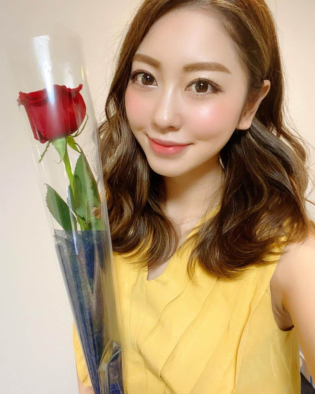 小山ひかるさんのインスタグラム写真 - (小山ひかるInstagram)「Happy Birthday to Meeee!!🥰 . 早いもので遂に29歳になりました😊✨ . 自分でもびっくり20代ラスト😂 . ストーリーでも書きましたが たくさんのお祝いメッセージ ありがとうございます🎉💓 . 年齢的には全然嬉しくない年ですが 今年も幸せな誕生日を迎えられました💓💓 . 公使ともに色々考える年でもありますが 今年も明るくハッピーに自分らしく 頑張っていきたいと思います🌈🦄 . 今年も皆さんよろしくお願いします🤲❤️ . たまたま黄色の服やったから 薔薇もらって ベルになれた気分でルンルンした💛🌹笑 . . #happybirthday #birthday #お誕生日 #おめでとう #自分 #ラスト20代 #やばい #早すぎる #笑 #29歳 #29歳になりました #気持ちは #23歳 #6月生まれ #june #幸せ #happy #smile #🌹 #rose #belle #ベル #ベルバウンド #美女と野獣 #誕生日 #🎂 #誕生日ディナー」6月28日 21時50分 - hikaru_kym