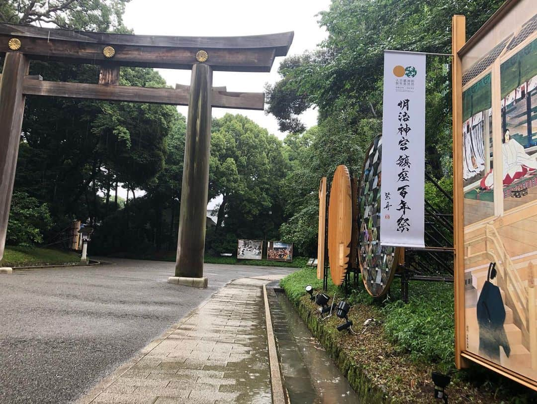 永倉由季さんのインスタグラム写真 - (永倉由季Instagram)「. .  昨日の土曜日は 東京の能楽堂での司会に呼んで頂きました。 .  今年は 能舞台と天神祭の能船のお仕事が コロナで中止になったので . 好きな空間を満喫することもでき 有意義な一日でした。 . ゆっくりしようと一泊したにも関わらず 今朝はめちゃめちゃ早く起きてしまい (もはやお婆ちゃん👵笑) . 朝から周辺を散策し 明治神宮へ移動🚃 . . タイミングよく 「明治神宮鎮座100年祭」をしており . . 改修したばかりの 美しい境内を見て周り . . 豪雨のため人も少なくて 静かに参拝することができました。 . . それにしても . 往復の新幹線や 東京の在来線 街の中も人が少なくてビックリです😲 . . . ✅詳しくはアメブロ更新 . . http://ameblo.jp/naga-yuki/ . . #東京 #司会 #能楽堂　#舞台 #新宿　#明治神宮 #銀座 #鎮座100年祭 #改修　#美しい #神社仏閣 #神社好きな人と繋がりたい  #静か　 #豪雨予報とは知らず #折り畳み傘 #全身ずぶ濡れ #人が少ない #新幹線 #在来線　#街 #静か」6月28日 22時02分 - yuki_nagakura67