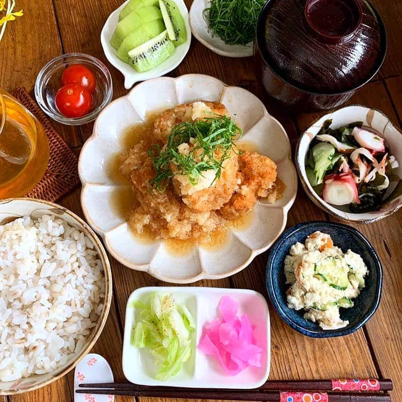 倉岡生夏のインスタグラム：「鶏肉のみぞれ煮膳💓 ・ ・ 鶏肉のみぞれ煮 野菜のおから和え　 タコ🐙酢のもの 玄米ともち麦ご飯🍚　 お吸物 ・ ・ ・ 休日ごはんです💓 暑いので酢の物、フルーツも欠かせません💓実はキウイ好き🥝🥝🥝 ・ 梅雨なので、ふいに晴れると嬉しいですね〜！明日も晴れみたいですよ💓  気づけば今週から7月突入なんですね💦 7月は歳を重ねる月でもあるので自分を見つめ直す月にしたいなと思います^_^ 目標立てなくてはです〜❣️ ・ ・ ・ ・ ・ #おうちごはん  #デリスタグラマー #おうちごはん記録  #愛され料理 #クッキングラム #レシピ #和食ごはん  #休日ごはん  #delistagrammer  #washoku  #japanesefood  #鶏のみぞれ煮 #7月 #゙すよ #ふいに」