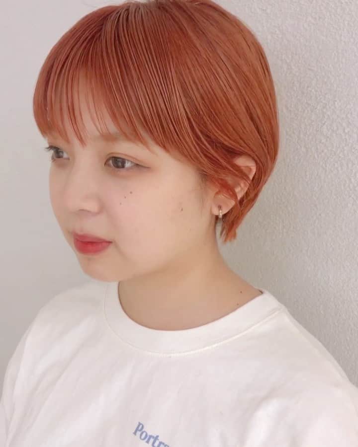 のインスタグラム：「今日のお客様😊 ワンブリーチしてピンクオレンジに🧡 #nono_hair #syan_tokyo #ショートヘア #ピンクオレンジカラー」