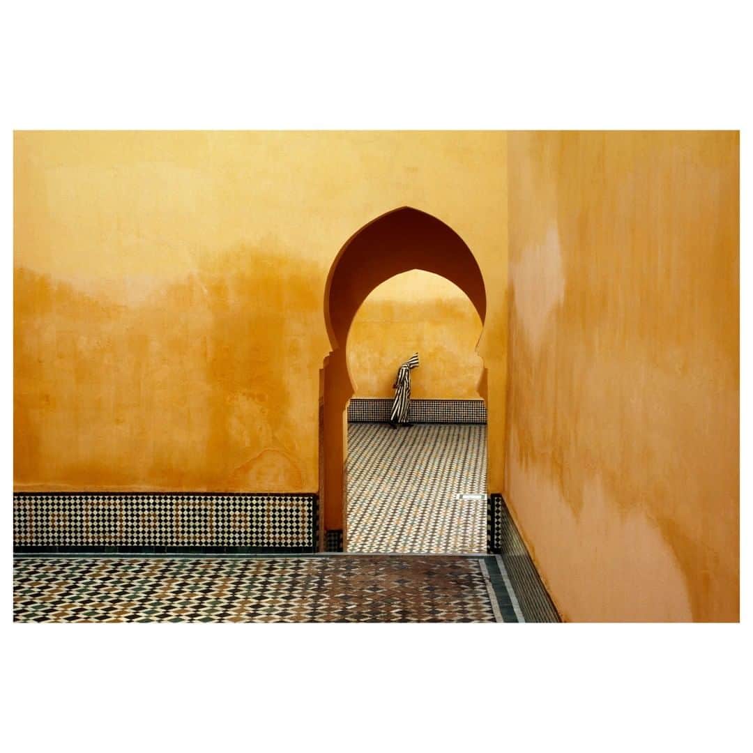 Magnum Photosさんのインスタグラム写真 - (Magnum PhotosInstagram)「"The photographer must learn to merge into the walls. Photos must either be taken swiftly, with all the attendant risks, or only after long periods of infinite patience. Such was the price of these images… The memory of Morocco can only be captured with respect.” - Bruno Barbey⁠ .⁠ We look at the work and reflections by Bruno Barbey on Morocco, the country where he was born. Link at bio.⁠ .⁠ PHOTO: Meknes. Moulay Ismael Mausoleum (Muslim shrine). Morocco. 1985.⁠ .⁠ © #BrunoBarbey/#MagnumPhotos」6月28日 22時05分 - magnumphotos