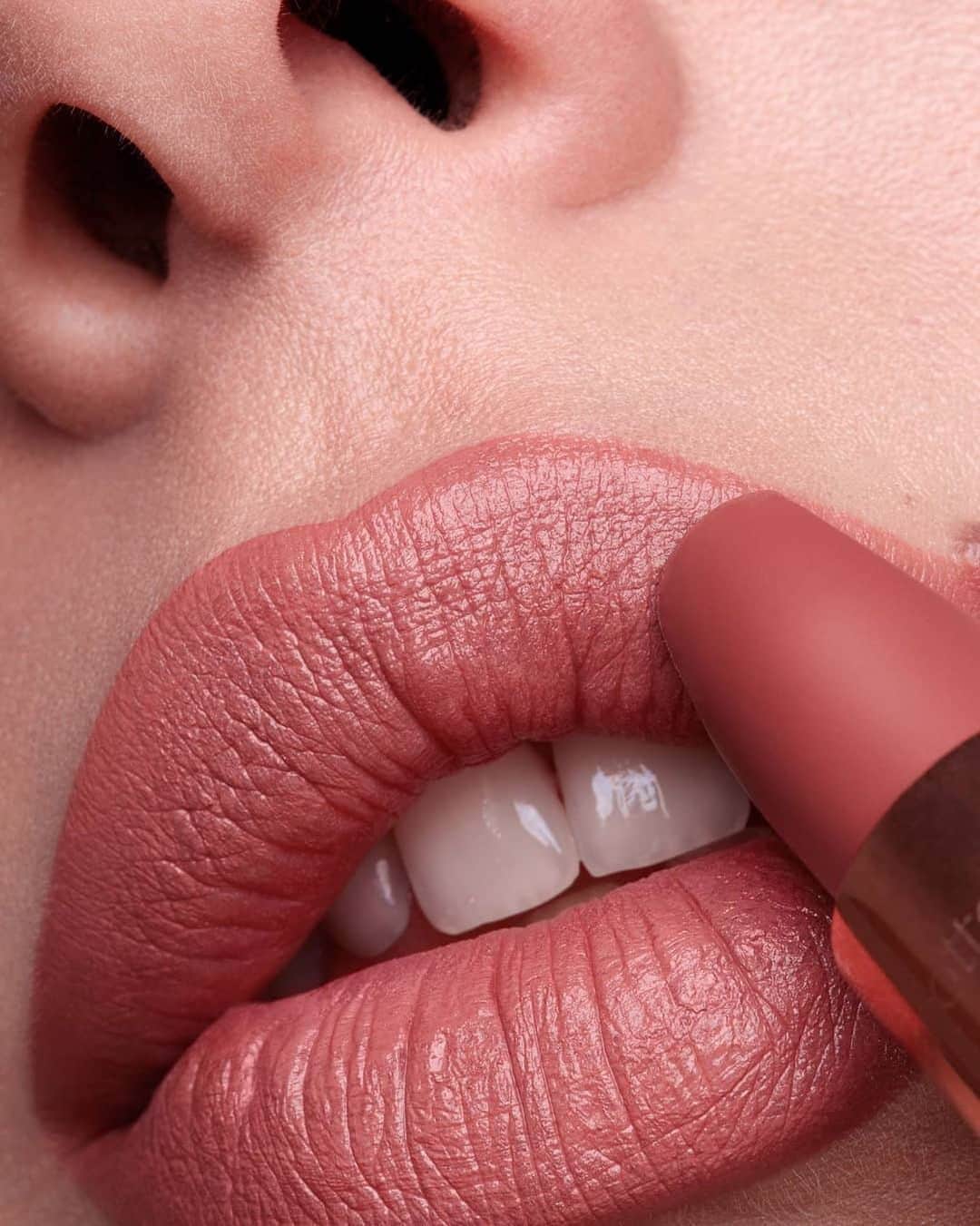 シャーロット・ティルベリーさんのインスタグラム写真 - (シャーロット・ティルベリーInstagram)「💋PILLOW TALK IS ON EVERYONE’S LIPS 💋⠀ Darlings, for the ultimate nude-pink PILLOW-Y pout, my iconic, best-selling PILLOW TALK lipstick flatters EVERYONE from 18-108! Create a DREAMY lip look for any occasion this summer!⠀ #Regram @lavieencosmetiques.⠀ ⠀ 💫1 Matte Revolution Lipstick in Pillow Talk is sold EVERY 2 MINUTES!*💫⠀ ⠀ SHOP NOW on CharlotteTilbury.com!⠀ ⠀ *Based on Charlotte Tilbury global sales figures of Matte Revolution lipstick in Pillow Talk Original from January 2019 – December 2019.⠀ ⠀ #CharlotteTilbury #PillowTalk #Lipstick #PinkLipstick #Blush #PillowTalkers」6月28日 22時05分 - charlottetilbury