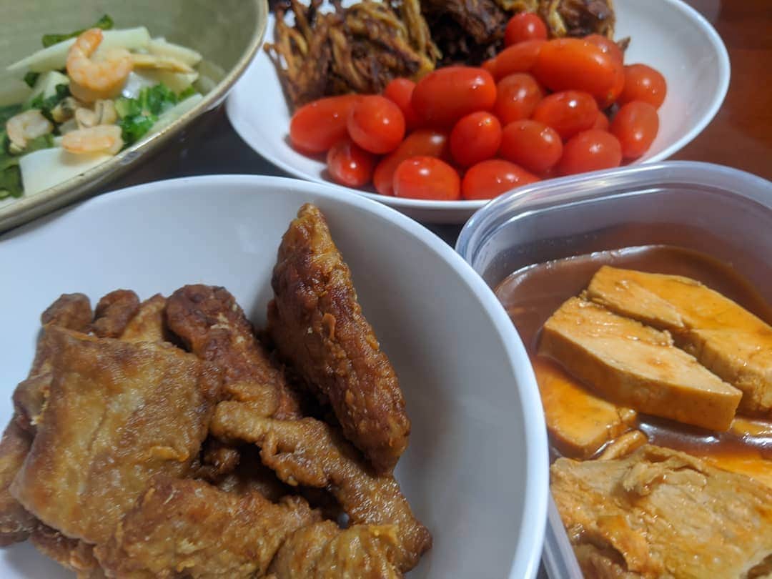 山部朱里のインスタグラム：「. . 【料理つくってるときのつまみ食いはミニトマト】 ①まぐろの唐揚げ 大海原のロマンをぎゅっと詰め込んだ美味しい本マグロ。最終日は唐揚げです。醤油酒にんにくしょうがで下味つけて小麦粉つけて揚げ焼きです。本当は片栗粉にしたかったけど切らしてたかなしい。でもサクサクにできたよ、身はふっくら。ふっくらしてるのに力強い味がある。おいしかったなあ。我が子も少し食べてくれた。 ②常連客のチャーシュー 連日チャーシューだしてます！レンジでできるからかんたんなんだもーーん。ケチャップ醤油砂糖中濃ソース(ウスターソースでも)！１週間で３枚食べきった！また買うぞー！また胸肉買って鶏皮は唐揚げ用に残しておくのが楽しみっ ③唐揚げするとき&えのきがあるときは必ず作るねえのきの唐揚げ 我が子も好きなのでよく作ります！昨日も作ってる！昨日は片栗粉あったからざくざくでした。今日はめんつゆに浸して小麦粉で揚げ焼き！そしてつまみ食いしてたミニトマトを一緒に…(笑) ④片栗粉がなかったからただの箸休めかぶとレタスの中華スープ仕立て わーん、これレンジで作ったの。あんかけにしようとおもったの。お皿に切ったかぶ冷凍エビちぎったレタスそしてはまぐりスープの素かけて水溶き片栗粉かけてチンして出来上がりのはずが、片栗粉きらしてたんだよねー、、、という料理です。でもおいしかった！エビの旨味を吸ったレタスとかぶがいい塩梅の塩気がからんでいいんです。次はあんかけにしよう。明日片栗粉買います。 . . #節約 #ごはん記録  #ごはん  #ごはん日記  #おうちごはん部  #夜ごはん  #晩ご飯  #レシピ #料理 #簡単料理  #時短 #メニュー #年子育児 #子育て #男の子baby  #男の子ママ #年子兄弟 . .」