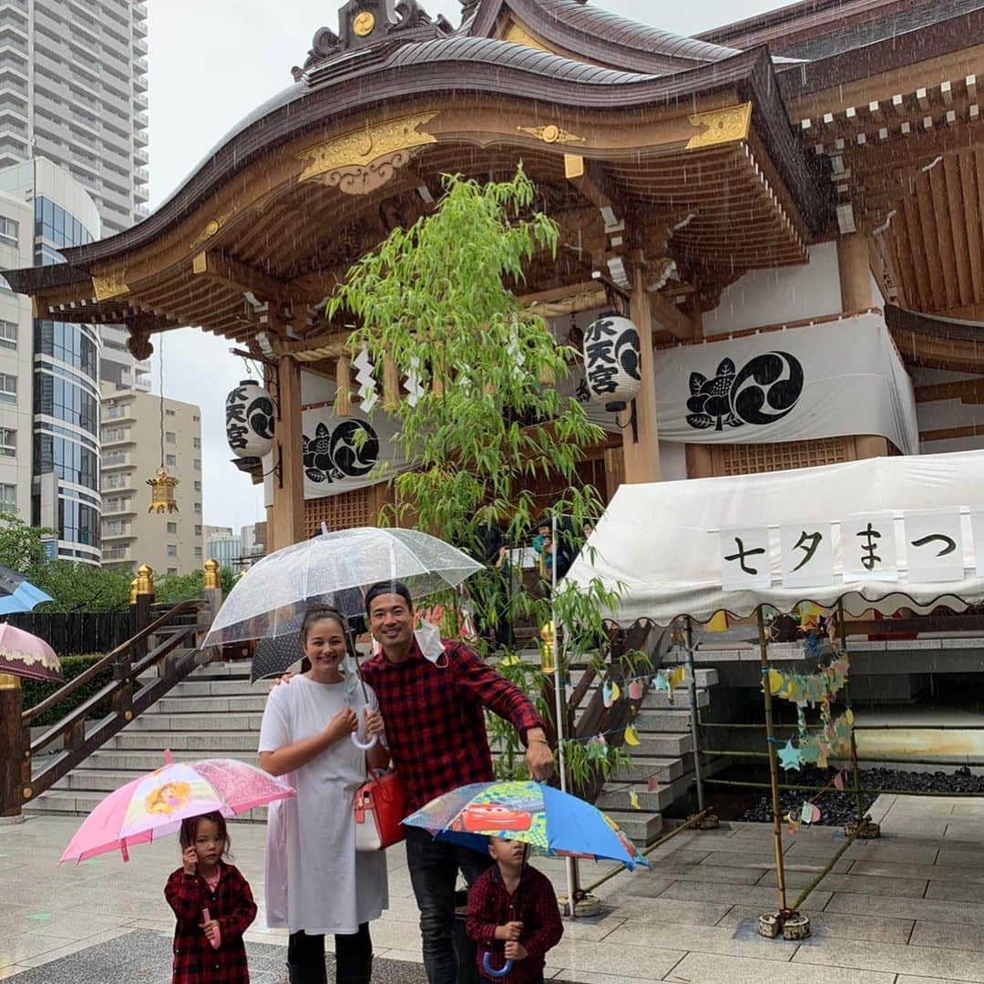 エリナ シルカのインスタグラム：「本日大雨の中、安産祈願に行ってきました😊　双子妊娠中は代わりに山田ディーが1人で行ってくれ、今回もコロナの影響で1人しか入れず… 双子と山田ディーは外から見守ってくれました(^^) ベビーもこのままスクスク大きく、健康に育ってね🤰👶」