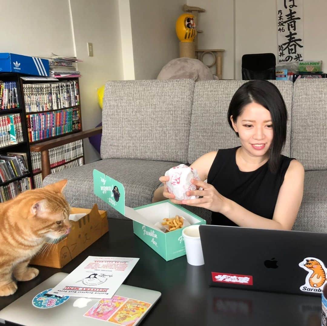 のインスタグラム：「本日はウイルス感染した疑いのあるmacの修理をしにマーサスのギターヤマネさん(現在さらば青春の光さんのマネージャー)の事務所へ。 報酬は美味しいハンバーガー！ 明らかに作業そっちのけで食べています。 そしてその様子を会長(猫)に監視されています。 しかも、なかなか手強くて改善できずto be cotinued...」