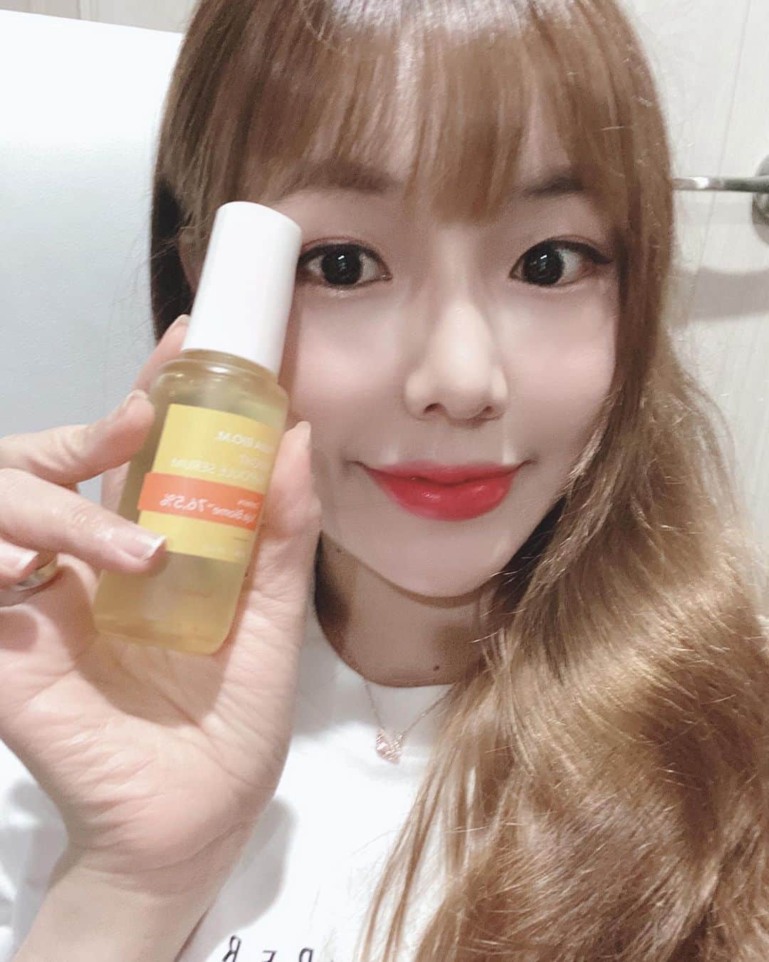hyeriのインスタグラム：「유자세럼쓰고난뒤 피부가 좋아보인다 잡티도 없어지고 너무좋당👍잡티는 피부과에서도 비용도많이들고 꾸준히 하지않으면 효과를 못보고😭 끈적이지않아서 화장하기전 발라도 전혀 밀리지않고 착달라붙는게 너무 좋다 인생템등극👏💕 #앤서나인틴#유자바이오앰브라이트앰플세럼#유자세럼#유자바이오엠#유자바이옴#잡티리셋세럼#잡티세럼#세럼추천#세럼 http://www.answer19.com/goods/goods_view.php?goodsNo=1000000330」