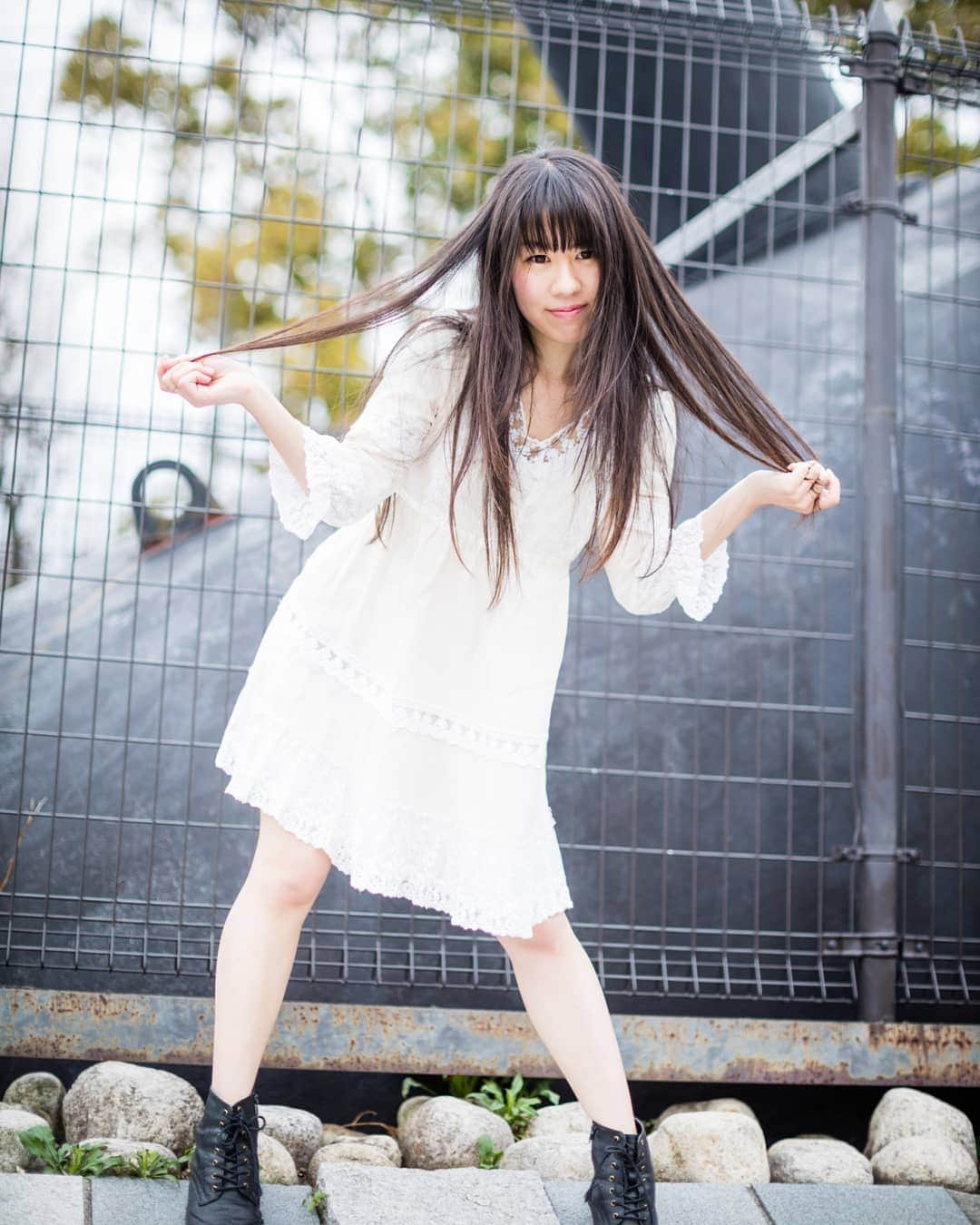 高橋さくらのインスタグラム：「* * 遊び心がたいせつ！ * * 撮影初めて間もない頃はこんなかんじでした  でも、まさかこの年になってアイドルちっくに撮ってもらえるとは！笑 今年の写真ですよ、これ  ともさんすごい！  #ポートレート #スナップ #モデル #カメラマン #撮影 #私服 #ワンピース #白 #かわいい #ロングヘア #splus_cameraclub  #かずさん写真部  #寄り #きれい」