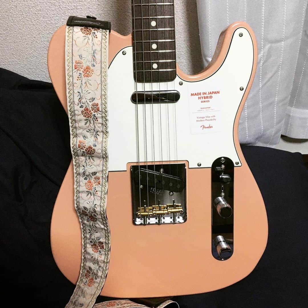 斉藤伸也のインスタグラム：「よう新入り、よろしくな  #fender #telecaster #madeinjapanhybrid60s #flamingopink #preciouslove #持っててよかったテレキャスター」