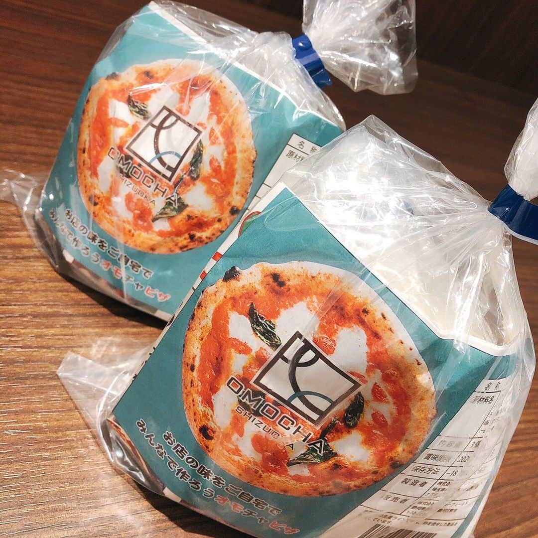 OMOCHA豊橋店さんのインスタグラム写真 - (OMOCHA豊橋店Instagram)「もちもち　きな粉ドーナッツ✨ #オモピザ　 アレンジレシピ😊🍕 こんばんは😊 見た目も可愛らしいおやつのご紹介をさせて頂きます！  1.冷凍ピザ生地を常温で2時間程度解凍します (これからの季節は冷蔵庫で様子を見ながらゆっくり解凍してもOKです)  2.小さく切った生地を丸めます  3.160°の油で5〜6分揚げます  4.油をしっかりきります  5.きな粉にお好みでお砂糖を加え揚げたてドーナッツと合わせたら完成です  みなさまの素敵なレシピを #オモピザ ご投稿お待ちしております！ 🍕OMOCHAオリジナル 冷凍ピザ生地　3個¥500(税別)  フードマーケットマム 静岡市内8店舗限定販売中‼️ 高松店・大谷店・小鹿店 曲金店・古庄店・羽鳥店 城北店・若松店  #omochashizuoka  #オモピザ #フードマーケットマム #親子カフェ #子供のいる暮らし  #親子で楽しむ  #ママライフ #ピザ #ドーナッツ」6月28日 22時14分 - omocha_shizuoka