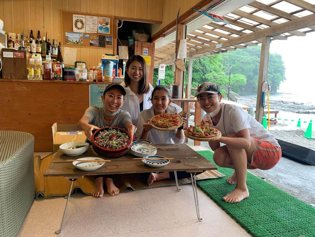 高松いくさんのインスタグラム写真 - (高松いくInstagram)「雨にうたれて浄化して  海風太陽緑の自然を浴びる  よく動き  よく食べ  よく笑い  一緒にやってくれる  仲間インストラクターたちが  やっぱりサイコーーー😆  って楽しんで好きでいてくれて笑ってくれることが、それをみられることが とっっても嬉しい  その笑顔が皆さんに伝染するといいな☺️ はぁ😩  楽しかった❤️ いろいろ状況は変わるけど  いつでもいてくれる仲間と  この場所と  みなとやさんがいてくれる  幸せ  @minatoya9  しょうさん☺️ お誕生日おめでとうございます🎉🎂 みんなの温かさ笑顔に  ありがとう❤️ #三崎  #sup  #aupyoga  #自然  #よく動きよく食べる  #よく笑いよく食べる  #幸せ  #海  #山  #風  #太陽  #仲間  #友達  #ありがとう  #よく眠れそう」6月28日 22時15分 - iku_takamatsu_trip_sup_yoga