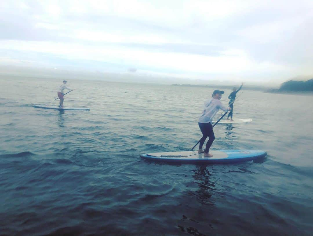 高松いくさんのインスタグラム写真 - (高松いくInstagram)「雨にうたれて浄化して  海風太陽緑の自然を浴びる  よく動き  よく食べ  よく笑い  一緒にやってくれる  仲間インストラクターたちが  やっぱりサイコーーー😆  って楽しんで好きでいてくれて笑ってくれることが、それをみられることが とっっても嬉しい  その笑顔が皆さんに伝染するといいな☺️ はぁ😩  楽しかった❤️ いろいろ状況は変わるけど  いつでもいてくれる仲間と  この場所と  みなとやさんがいてくれる  幸せ  @minatoya9  しょうさん☺️ お誕生日おめでとうございます🎉🎂 みんなの温かさ笑顔に  ありがとう❤️ #三崎  #sup  #aupyoga  #自然  #よく動きよく食べる  #よく笑いよく食べる  #幸せ  #海  #山  #風  #太陽  #仲間  #友達  #ありがとう  #よく眠れそう」6月28日 22時15分 - iku_takamatsu_trip_sup_yoga