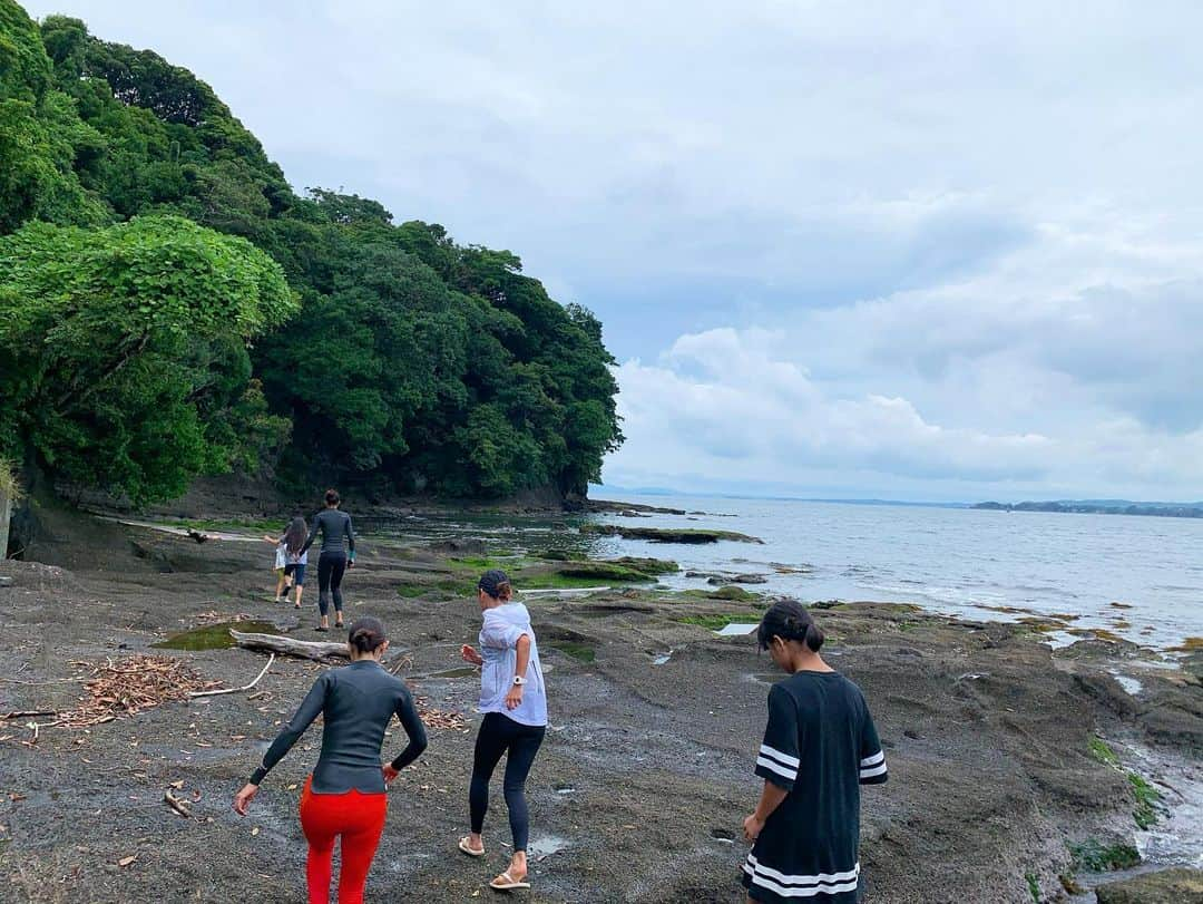 高松いくさんのインスタグラム写真 - (高松いくInstagram)「雨にうたれて浄化して  海風太陽緑の自然を浴びる  よく動き  よく食べ  よく笑い  一緒にやってくれる  仲間インストラクターたちが  やっぱりサイコーーー😆  って楽しんで好きでいてくれて笑ってくれることが、それをみられることが とっっても嬉しい  その笑顔が皆さんに伝染するといいな☺️ はぁ😩  楽しかった❤️ いろいろ状況は変わるけど  いつでもいてくれる仲間と  この場所と  みなとやさんがいてくれる  幸せ  @minatoya9  しょうさん☺️ お誕生日おめでとうございます🎉🎂 みんなの温かさ笑顔に  ありがとう❤️ #三崎  #sup  #aupyoga  #自然  #よく動きよく食べる  #よく笑いよく食べる  #幸せ  #海  #山  #風  #太陽  #仲間  #友達  #ありがとう  #よく眠れそう」6月28日 22時15分 - iku_takamatsu_trip_sup_yoga