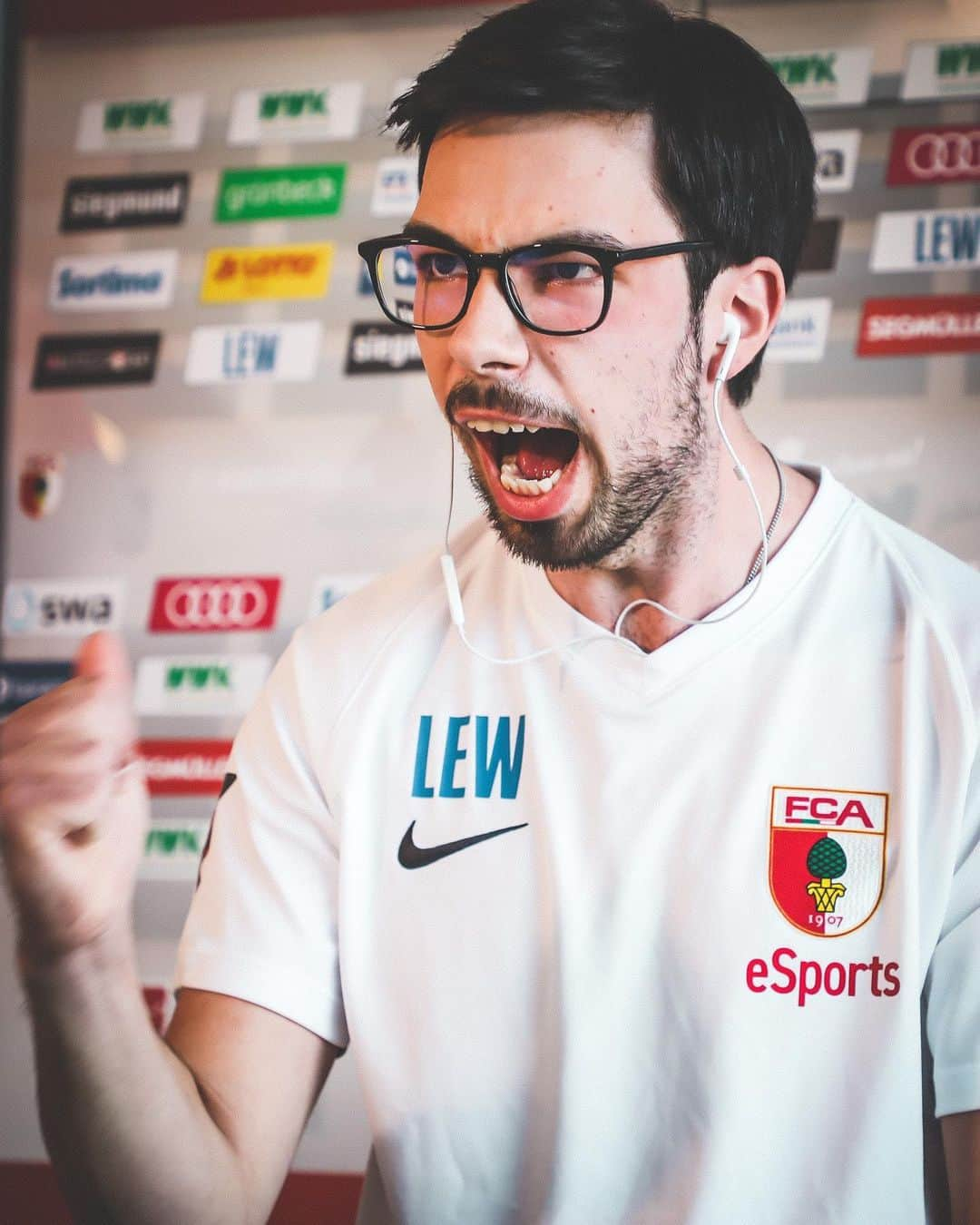 FCアウクスブルクさんのインスタグラム写真 - (FCアウクスブルクInstagram)「CHAMPION! 🏆 #FCA-eSportler Yannic @yannic0109 Bederke hat das Grand Final der Virtual Bundesliga für sich entschieden und ist damit Deutschlands bester #FIFA20-Spieler! 🤩💯 Wahnsinn! #FCA1907 #fcaugsburg #FCAeSports #VBLGrandFinal」6月28日 22時17分 - fcaugsburg1907