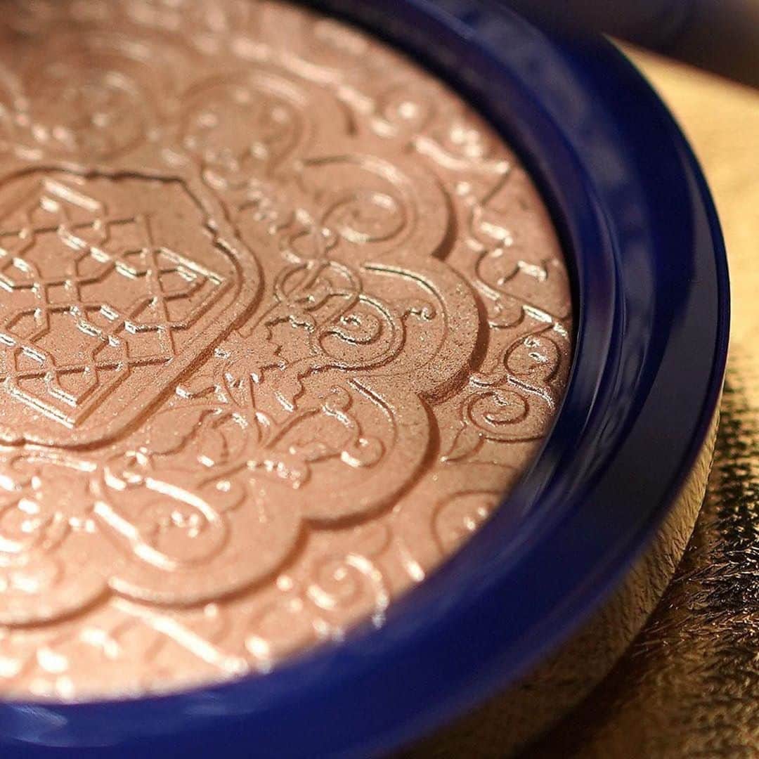 M∙A∙C Cosmetics Japanのインスタグラム：「【伊勢丹 新宿・阪急うめだ　限定発売】 美しく、神秘的なモスクの建築デザインからインスパイアされた、人気のカラーコレクション #MACモザイクマスターピース が6月26日(金)、伊勢丹 新宿店・阪急うめだ本店に登場✨ ㅤ ファンデーションの仕上げは軽くシルキーなつけ心地の艶を まとって✨ ㅤ *以下、公式オンラインショッピングサイトにても ご購入いただけます。 ・ｍeeco 三越伊勢丹化粧品オンラインストア‎ ・西武・そごうの公式ショッピングサイト e.デパート ・高島屋オンラインストア ・HANKYU BEAUTY ONLINE阪急百貨店公式コスメ通販 ・大丸松坂屋オンラインショップ ・＠cosme SHOPPING ㅤ ㅤ 【公式オンラインショップ限定特典】 ☑税込8,250円以上ご購入でクレンジングオイル(30mL)を プレゼント ☑初回ご購入のお客様へ10% OFFクーポンをプレゼント （クーポンコードwelcome） ㅤ #MACCosmeticsJapan #MACCosmetics #MAC #MACコスメ #マックコスメ #コスメ#コスメ紹介#コスメ好き#コスメレポ #化粧品 #デパコス #コスメ部 #コスメマニア #メイク好き#メイク道具#美容大好き#美容好き#メイクプロセス#トレンドメイク#夏メイク#メイクテク#macmosaicmasterpiece#アイメイク#アイシャドウ#グラデーション#アイシャドウパレット#スモールアイシャドウ#キラキラ#キラキラメイク」