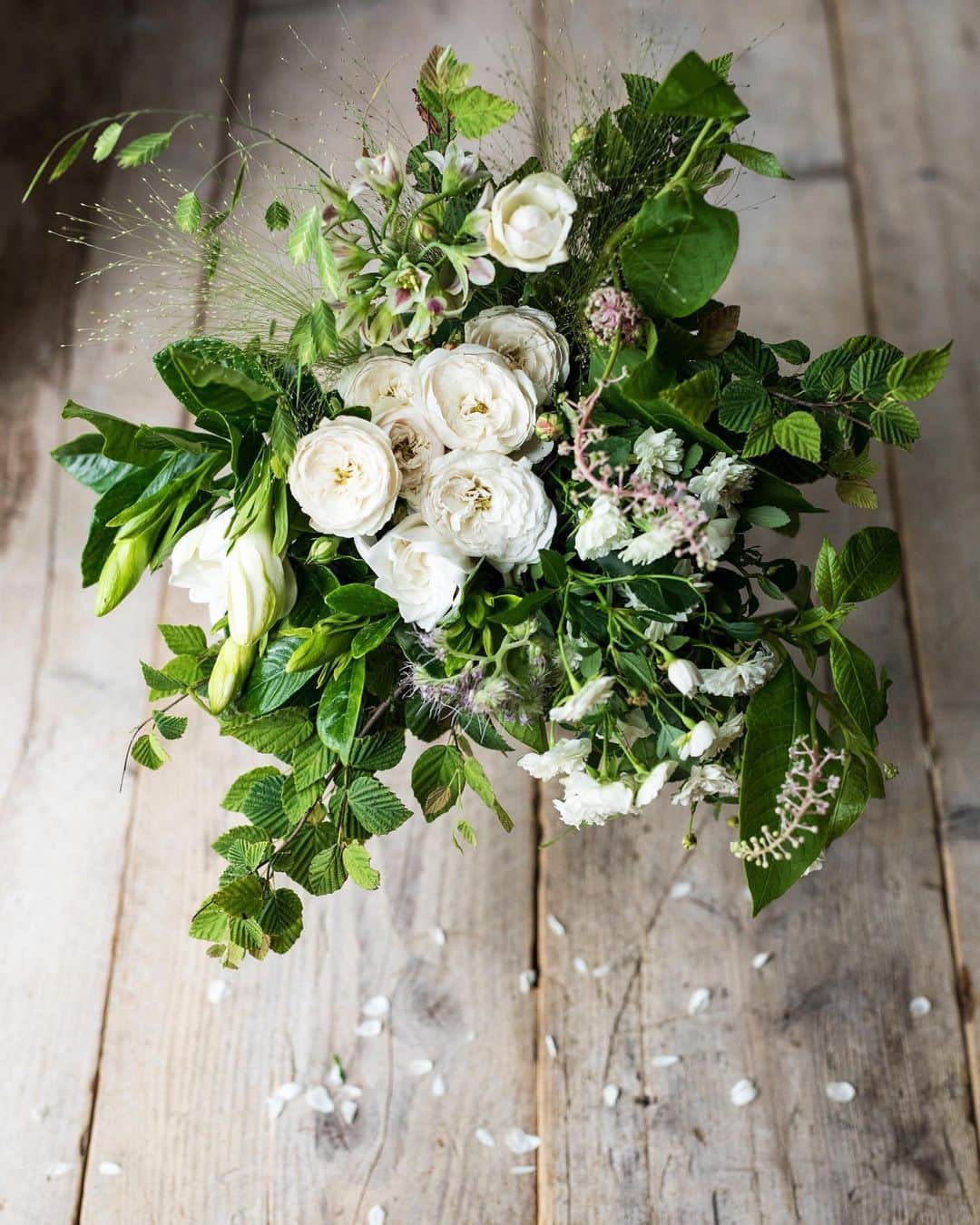 増田由希子さんのインスタグラム写真 - (増田由希子Instagram)「Whites and greens🌿#bouquet  #rose #englishrose #gardenia #roses #englishroses #gardenias #summer 3月から休講しておりましたNHK 文化センター横浜教室が再開となりました。 昨日は、ご参加いただきありがとうございました。久しぶりに皆様の笑顔を拝見できて、本当に嬉しかったです。 #NHK文化センター横浜教室今月の花 🌿 <お知らせ>横浜教室は、お席に空きがございます。詳細は、HPをご覧下さい。 #イングリッシュローズ　#クチナシ」6月28日 22時28分 - nonihana_