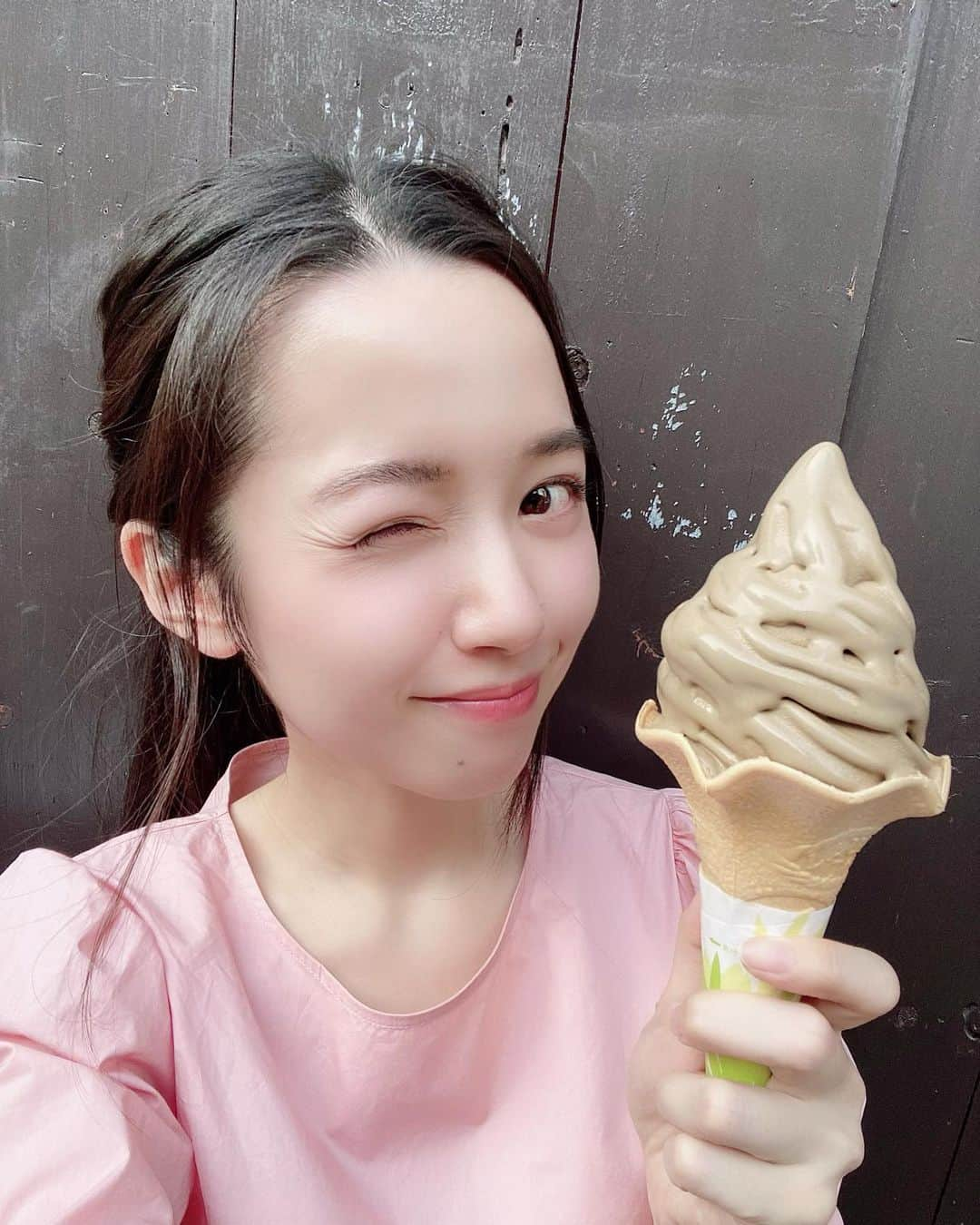 高山璃奈さんのインスタグラム写真 - (高山璃奈Instagram)「森乃園のほうじ茶ソフトクリーム🍦💕﻿ ﻿ 人形町にあるほうじ茶の専門店です😚﻿ ﻿ ほうじ茶の香りと味わいが濃厚で﻿ 絶品でした😊🙏﻿ ﻿ 極上ほうじ茶も﻿ 口当たりとまろやかさが段違い💐﻿ お土産や差し入れにしても﻿ 喜んでもらえましたよ〜😆✨﻿ ﻿ #森乃園 #森乃園ほうじ茶 #ほうじ茶スイーツ #ほうじ茶ソフト #ほうじ茶ソフトクリーム #ほうじ茶 #極上ほうじ茶 #人形町 #人形町カフェ #東京カフェ #甘味処 #差し入れシリーズ #ウィンク #すみません😅」6月28日 22時20分 - rina__takayama