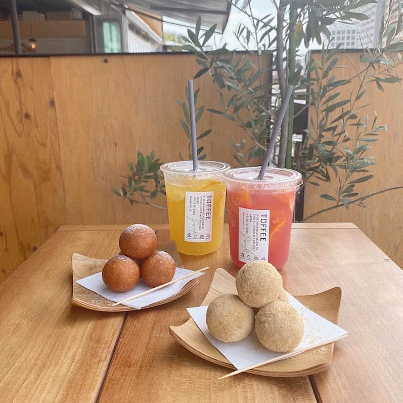 のインスタグラム：「. . 全てにおいておすすめのカフェ🌷 豆腐ドーナツはもっちもちで美味しいし レモネードも空間もドツボでまた行きたくなる🤤 . ピスタチオの豆腐生チョコとんでもなく美味だった！！ . . . . . .  #toffee#toffeepark#fukuoka#fukuokacafe#cafestagram#fukuokapics#instagooday#sweetstagram#lemonade#donuts#sosweet」