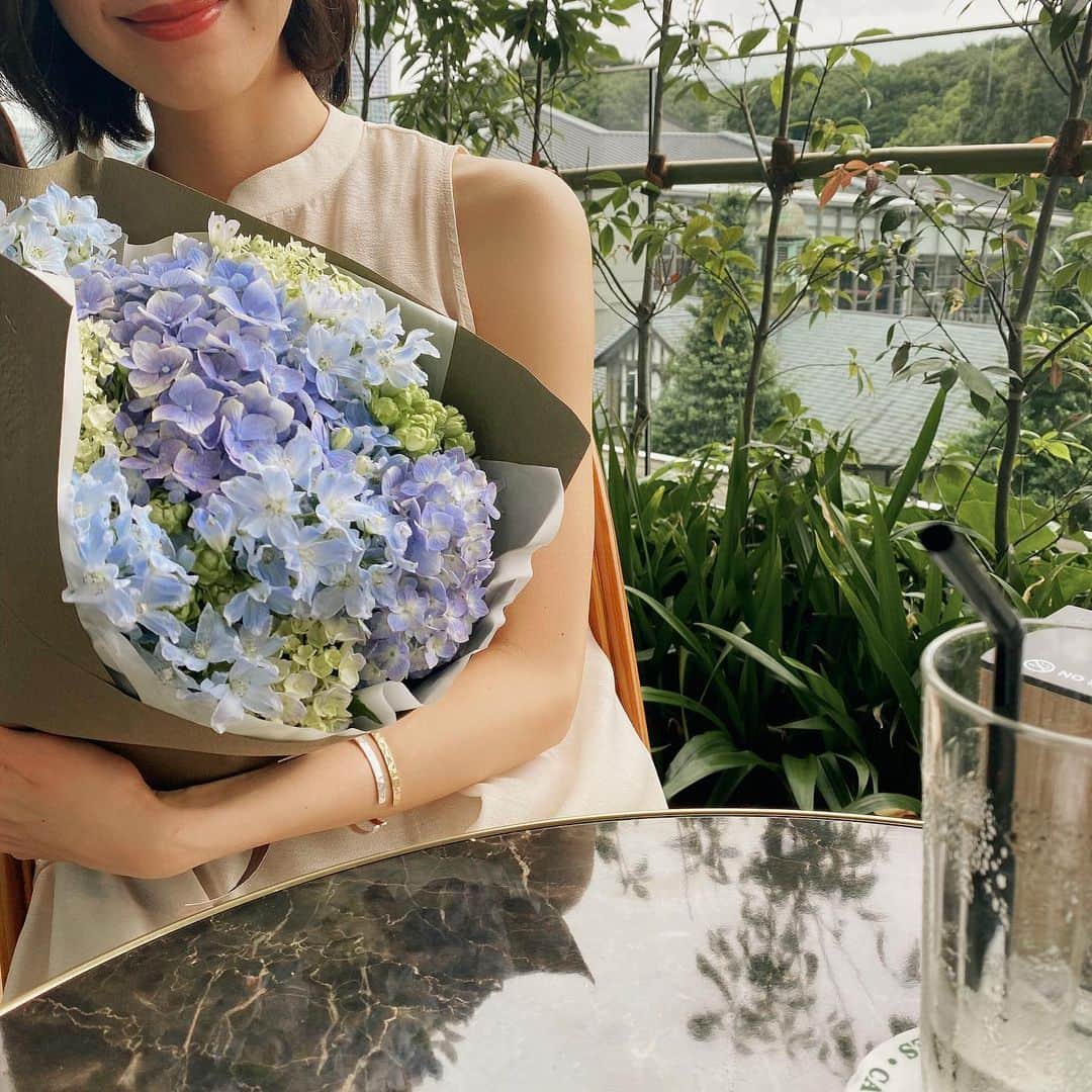 のインスタグラム：「可愛いれいなから可愛いお花💐もろて、ハッピー！ありがとう！ ちょっと寂しいけど(いやうそ、結構寂しい) 姉さん、楽しみながら頑張ってくるよっ！☺️🧡」