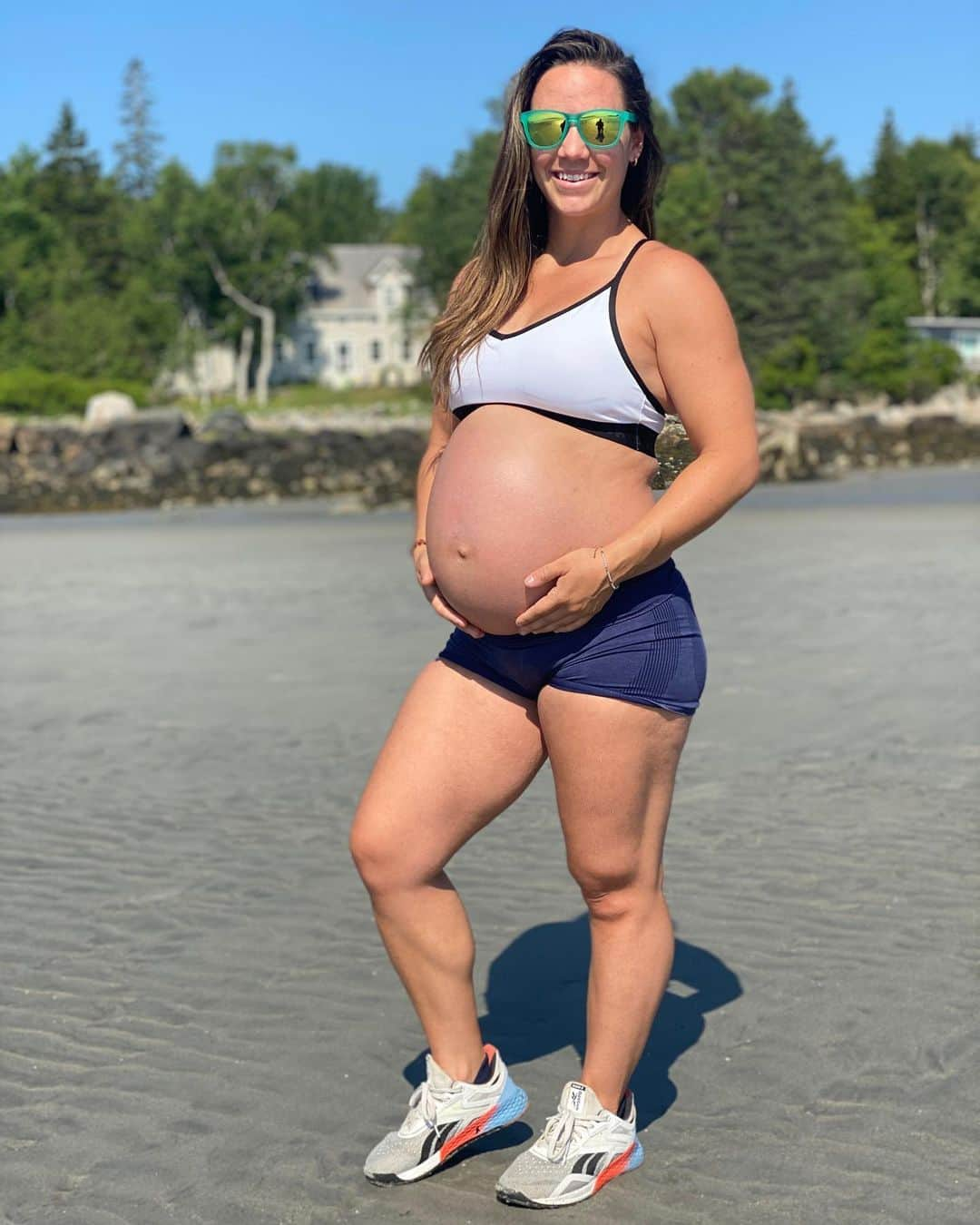 Camille Leblanc-Bazinetさんのインスタグラム写真 - (Camille Leblanc-BazinetInstagram)「3rd trimester today here we come 🏀 👶 ⭐️ “  Belly is HUGE So many things are hard to do 😂 I literally feel like a turtle stuck on my back all the time hahaha, I also don’t fit anywhere anymore. There is now sucking your belly in when you try to walk behind someone or try to fit between spaces hahaha.  She is moving a lot and is definitely already strong the kicks are getting more and more intense.  I am mostly walking and doing some bodybuilding and little @feroce_fitness_ workout modified. All super slow and I stop as soon as I am tired about 4x week  I go to bed with bad heart burn every night and restless leg syndrome so I sleep every 3 night properly haha yay for that JK  We are so excited to meet her! Last trimester and I just can’t wait to meet our little princess  What do you think we will name her??」6月28日 22時36分 - camillelbaz