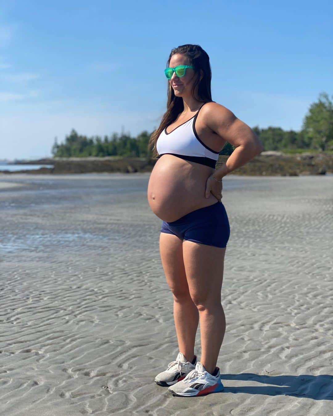 Camille Leblanc-Bazinetさんのインスタグラム写真 - (Camille Leblanc-BazinetInstagram)「3rd trimester today here we come 🏀 👶 ⭐️ “  Belly is HUGE So many things are hard to do 😂 I literally feel like a turtle stuck on my back all the time hahaha, I also don’t fit anywhere anymore. There is now sucking your belly in when you try to walk behind someone or try to fit between spaces hahaha.  She is moving a lot and is definitely already strong the kicks are getting more and more intense.  I am mostly walking and doing some bodybuilding and little @feroce_fitness_ workout modified. All super slow and I stop as soon as I am tired about 4x week  I go to bed with bad heart burn every night and restless leg syndrome so I sleep every 3 night properly haha yay for that JK  We are so excited to meet her! Last trimester and I just can’t wait to meet our little princess  What do you think we will name her??」6月28日 22時36分 - camillelbaz