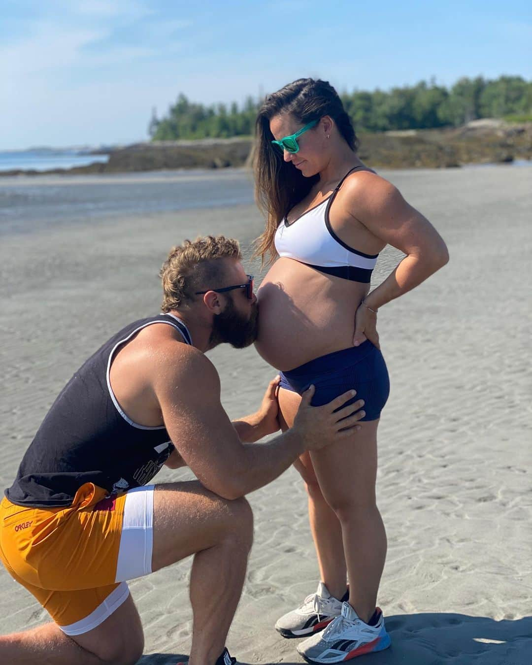 Camille Leblanc-Bazinetさんのインスタグラム写真 - (Camille Leblanc-BazinetInstagram)「3rd trimester today here we come 🏀 👶 ⭐️ “  Belly is HUGE So many things are hard to do 😂 I literally feel like a turtle stuck on my back all the time hahaha, I also don’t fit anywhere anymore. There is now sucking your belly in when you try to walk behind someone or try to fit between spaces hahaha.  She is moving a lot and is definitely already strong the kicks are getting more and more intense.  I am mostly walking and doing some bodybuilding and little @feroce_fitness_ workout modified. All super slow and I stop as soon as I am tired about 4x week  I go to bed with bad heart burn every night and restless leg syndrome so I sleep every 3 night properly haha yay for that JK  We are so excited to meet her! Last trimester and I just can’t wait to meet our little princess  What do you think we will name her??」6月28日 22時36分 - camillelbaz