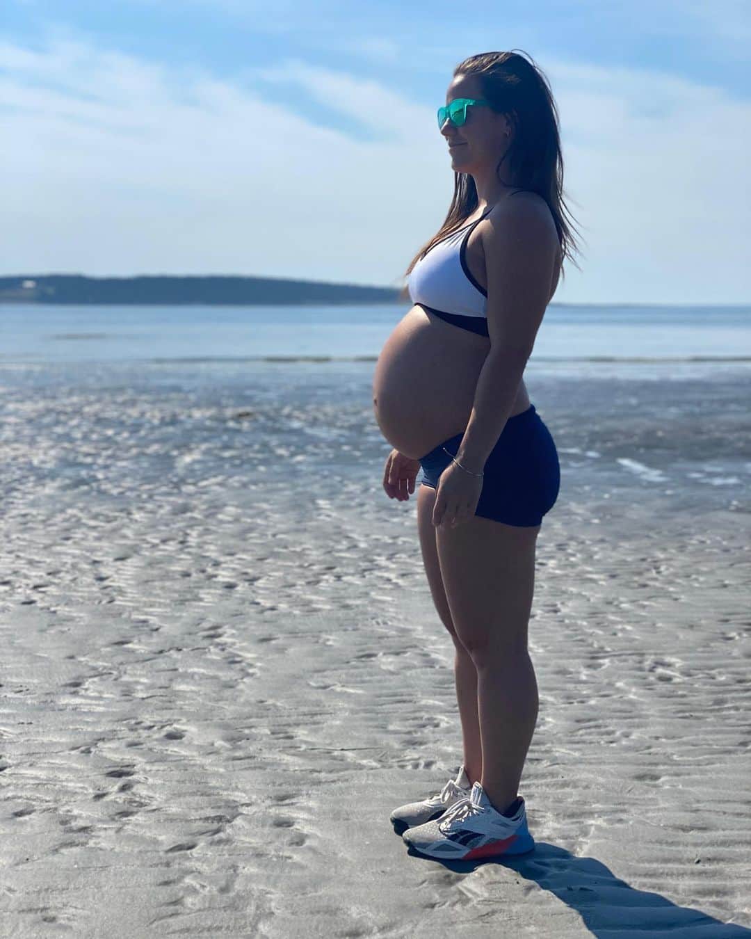Camille Leblanc-Bazinetさんのインスタグラム写真 - (Camille Leblanc-BazinetInstagram)「3rd trimester today here we come 🏀 👶 ⭐️ “  Belly is HUGE So many things are hard to do 😂 I literally feel like a turtle stuck on my back all the time hahaha, I also don’t fit anywhere anymore. There is now sucking your belly in when you try to walk behind someone or try to fit between spaces hahaha.  She is moving a lot and is definitely already strong the kicks are getting more and more intense.  I am mostly walking and doing some bodybuilding and little @feroce_fitness_ workout modified. All super slow and I stop as soon as I am tired about 4x week  I go to bed with bad heart burn every night and restless leg syndrome so I sleep every 3 night properly haha yay for that JK  We are so excited to meet her! Last trimester and I just can’t wait to meet our little princess  What do you think we will name her??」6月28日 22時36分 - camillelbaz
