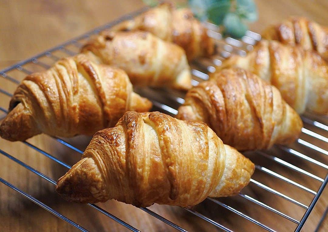 のインスタグラム：「#asakitchen .❤︎ チョコクロワッサン🥐💗 ・ ずっと作りたくて、、、 ついに初挑戦しました💪🏻 サックサクの食感になるように ひたすら生地を折り込んでは 冷やして休ませての繰り返し、、🤦🏻‍♀️ ・ 見た目はいまいちだけど😂 念願のサックサク クロワッサンに 焼きあがりました〜〜🥺✨ 明日の朝食用に. 🥰❤︎ ・ #Jsports 観ながらパン作りして とっても有意義な休日でした〜☺️💓 #パン作り#手作り#cooking #クロワッサン#料理#趣味 #パンスタグラム#asakitchen」