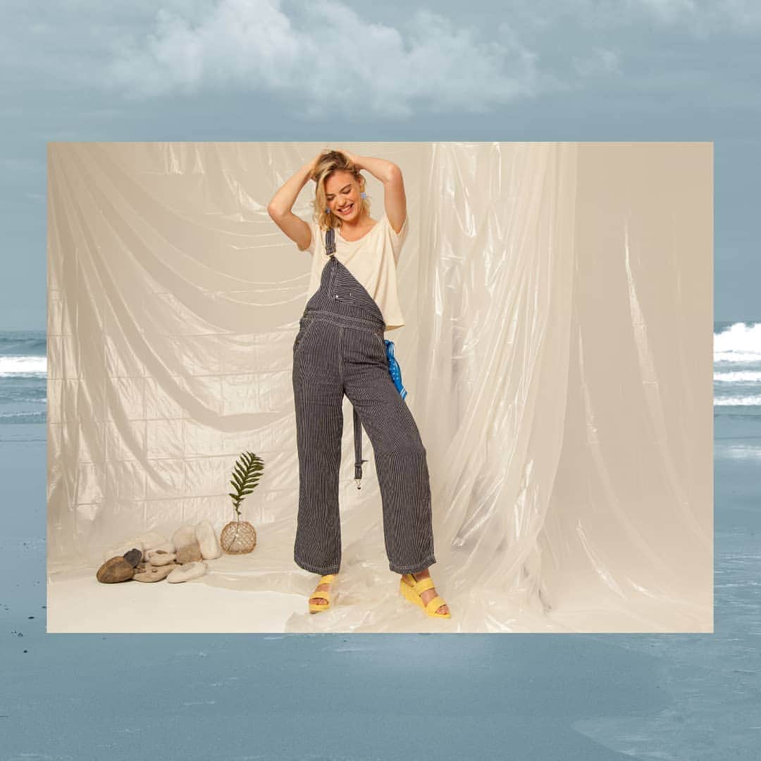 ベンシモンのインスタグラム：「Salopette Denista et sandales vegan compensées, la petite tenue idéale du dimanche ! Psst ! Un mot de la phrase précédente fait partie de nos indices B79... 🔍👀 ​Vos plus beaux looks d'été sont disponibles en ligne et dans nos boutiques 💙 (lien dans la bio) 🇬🇧 Denista overalls and wedge sandals, the ideal little Sunday outfit!  Your most beautiful summer looks are online 💙 (link in the bio) ​#Bensimon #Bensimoncollection #mode #sunday #mood」