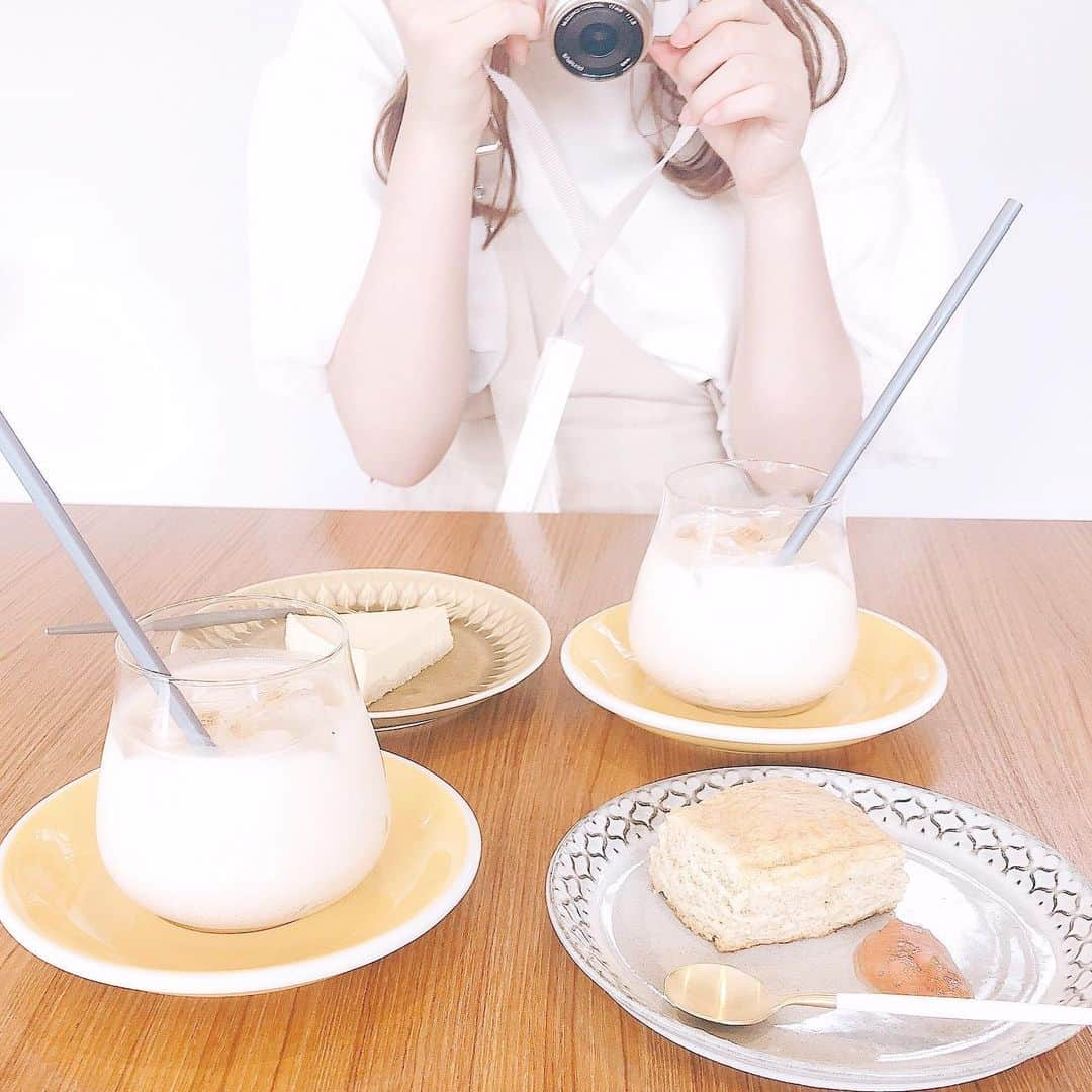 小熊倫実のインスタグラム：「☕️☕️☕️﻿ ﻿ ﻿ だいすきな地元の﻿ 沼垂のカフェ ☕️‪‪❤︎‬﻿ ﻿ アイスのチャイラテ﻿ 最高に美味しかった､､🤤🌿‬﻿ ﻿ #新潟#沼垂﻿ #新潟カフェ﻿ #沼垂カフェ﻿ #紡ぐ珈琲と﻿ #cafe ﻿ #chailatte ﻿ #olympuspenepl8 ﻿ #☕️#🧀」