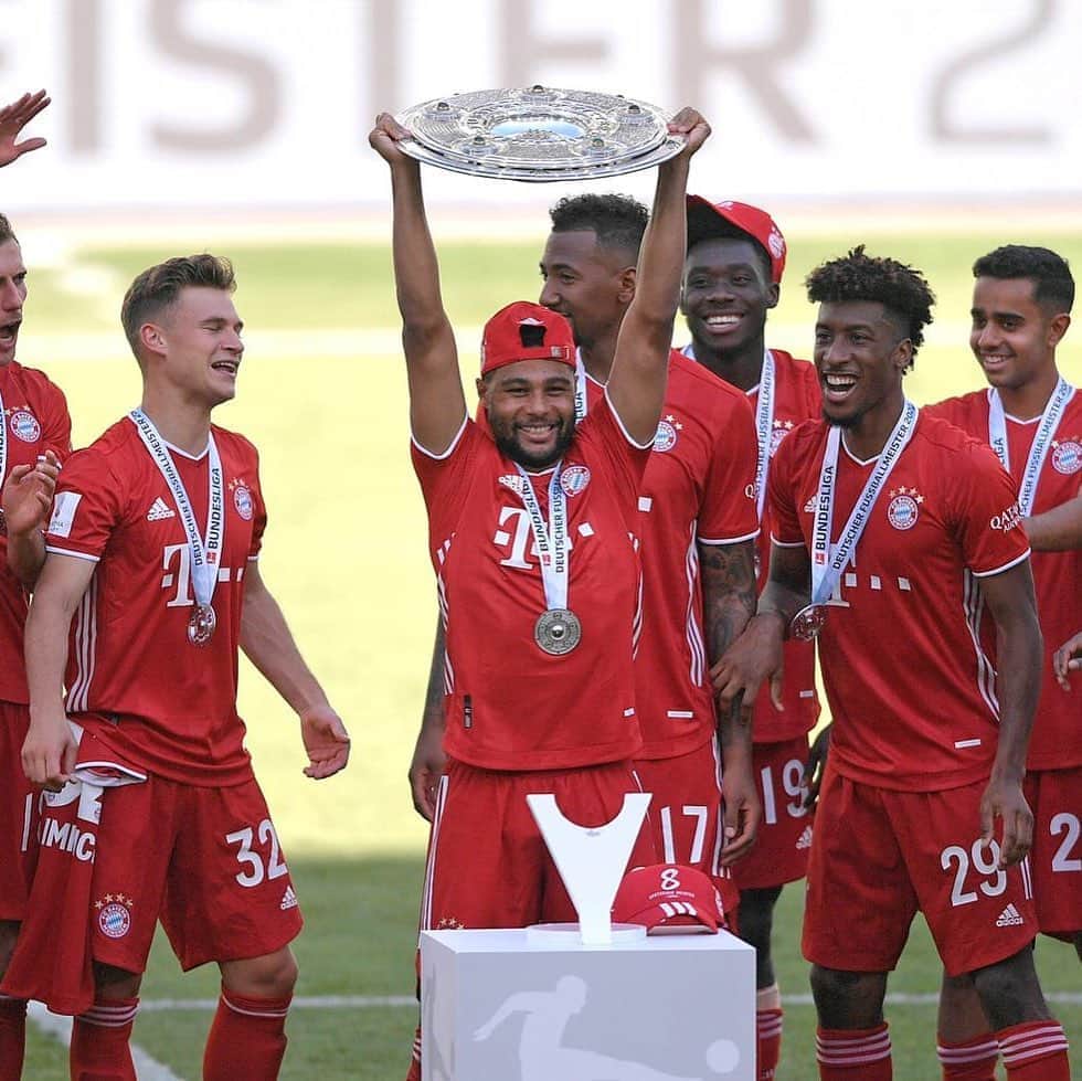 セルジュ・ニャブリのインスタグラム：「Trophy mood😁」