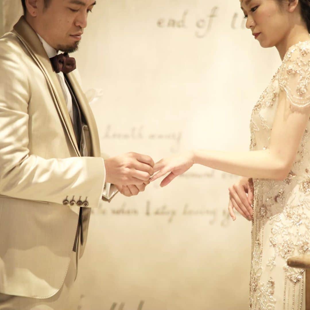 Ruban Weddingさんのインスタグラム写真 - (Ruban WeddingInstagram)「挙式で行う指輪交換。﻿ ﻿ 永遠の愛を誓い合い、その象徴として身に付ける結婚指輪。﻿ ﻿ その指輪を見るたびに、離れていてもお互いの存在を近くに感じられるものです。﻿ ﻿ 当たり前のように行なっている指輪交換ですが、これから先ずっと身に付ける指輪を初めて付ける瞬間を皆様に見守って頂けるのは本当に貴重な時間なのです。﻿ ﻿ 結婚式をする理由が﻿ 「みんながやっているから」﻿ 「親にしてほしいと言われたから」﻿ 「なんとなく流れで、、」﻿ ﻿ のようなものが理由だと寂しいです。﻿ ﻿ 私たちは結婚式の価値を知っています。﻿ ﻿ だからこそ、なぜ何のために結婚式をするのか、という問いに私たちも共に正面から向き合い、想像を超える一日を作りたいと思っています。﻿ ﻿ コロナで延期になっていたご結婚式も、7月からはスタートします。﻿ ﻿ 安心してその日を迎えられるよう、様々な準備をしておりますので、迷っていらっしゃる方はいつでも担当者にご相談ください。﻿ ﻿ ﻿ ﻿ ﻿ -------------------------------------------﻿ ﻿ 式場見学のご予約はWEBサイトorお電話にて🌿﻿ 📞087-873-2292﻿ DMからのご質問もお受けしております！﻿ ﻿ お気軽にご相談下さいませ！ ﻿ 結婚式場 Ruban-リュバン-﻿ ﻿ 定休日：毎週火曜、水曜（祝日を除く）﻿ 営業時間：10:00〜19:00﻿ ﻿ -------------------------------------------﻿ ﻿ ﻿ #rubanwedding#ruban#リュバン#アンティーク#ガーデンウェディング #プレ花嫁#香川県のプレ花嫁さんと繋がりたい#香川県の卒花嫁さんと繋がりたい#日本中の卒花嫁さんと繋がりたい #日本中のプレ花嫁さんと繋がりたい #花嫁会#花嫁diy#ウェディング#結婚式場#weddingnews #高松結婚式場#chainonwedding #marry#marry花嫁#香川#香川県#高松#高松市#フォトウェディング#香川花嫁#高松花嫁#指輪交換#結婚指輪」6月28日 22時43分 - rubanwedding