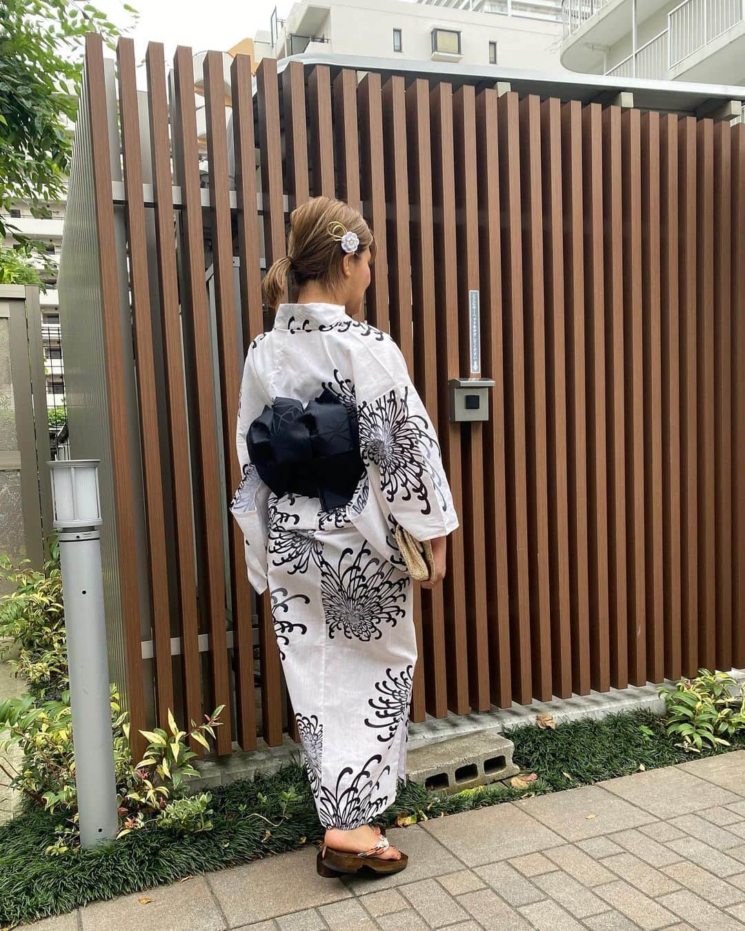 クロさんのインスタグラム写真 - (クロInstagram)「DITAの浴衣👘﻿ シンプル浴衣で大人っぽくなりすぎるかな？と思ったけれどそんなこともなくとても可愛い🥺💕💕﻿ 着付けBOOKもついてきて、一人でさらりと着られました。﻿ やはりたまには浴衣なんか着ちゃって、背筋を伸ばして、女性らしく歩きたい…♡♡♡﻿ ﻿ #楽天ROOM #ROOMインフルエンサー #dita #浴衣 #大人浴衣 #ママ浴衣 #yukata #summerfashion #夏ファッション #kimono #夏コーデ #tokyo #東京 #ファッション #コーデ #大好き #tokyo #コーデ #baby #女の子ママ #ママリ#コドモノ #新米ママ #mamagirl #ママカメラ #親バカ部 #あいのり」6月28日 22時44分 - kuro_risa