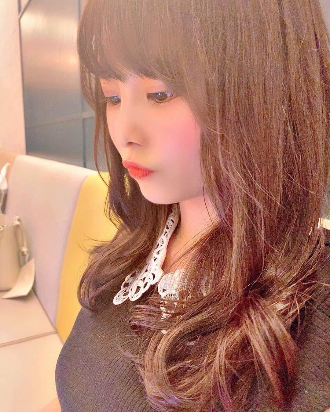 のインスタグラム：「. . こんばんは！ . . . スマホに夢中な私でした🤢 . ツムツムはまりだしたよ、、！ . . . . . . . . . . . . . . . . . . . . #横顔 #ファッション #ノースリーブ #ノースリーブ女子 #モノトーンコーデ #ロングヘア #ヘアアレンジ #巻き髪 #セルフィー女子 #ベージュカラー #ヘアカラー #カラーモデル #サロンモデル #アイドル」