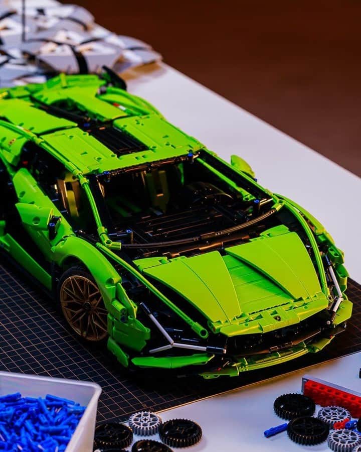 LEGOさんのインスタグラム写真 - (LEGOInstagram)「Did you see the spectacular launch of our LEGO Technic @lamborghini Sián FKP 37? 🤩 Here’s a few behind the scenes pics taken while the video was being shot. 🎥」6月28日 23時00分 - lego