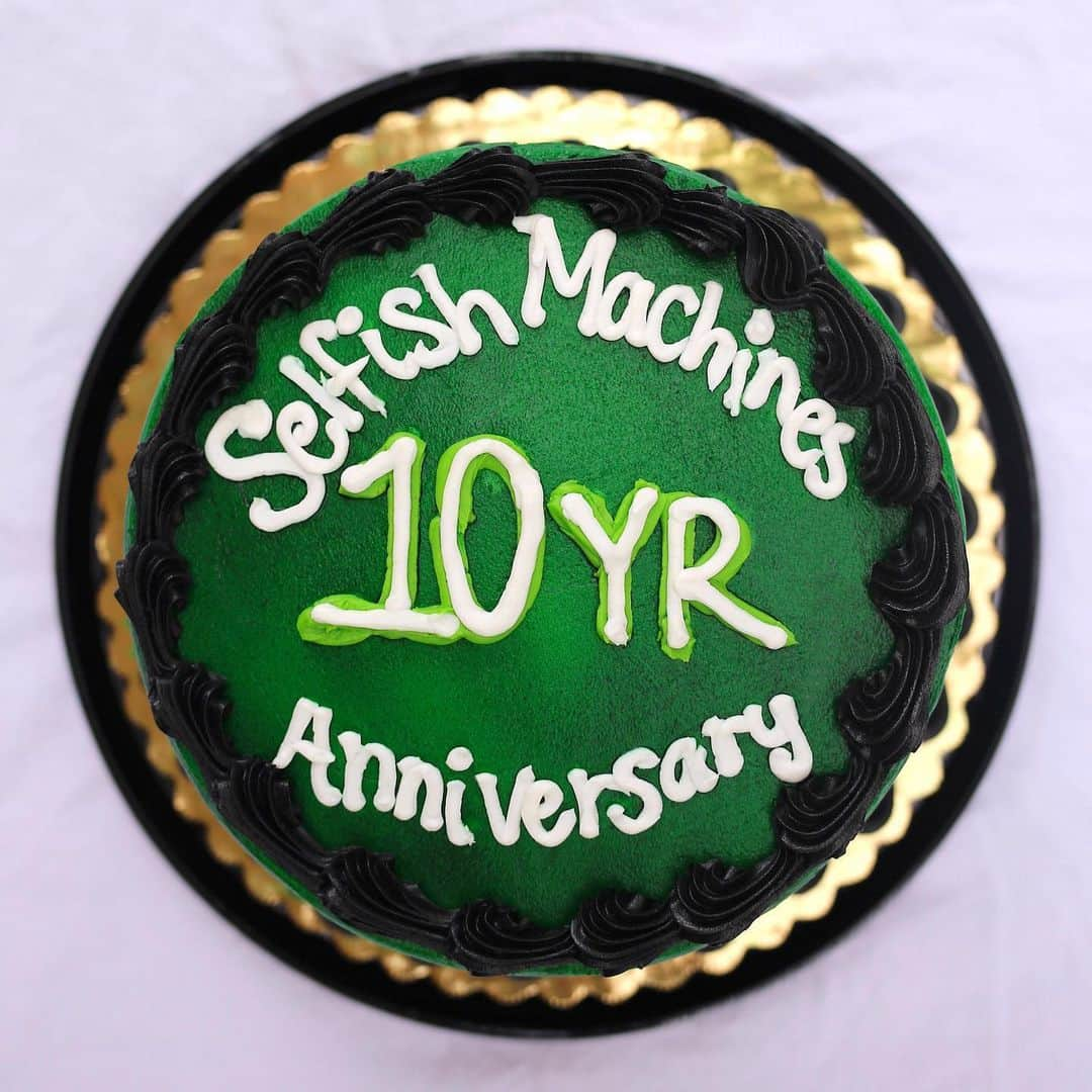 ピアス・ザ・ヴェイルのインスタグラム：「10 Years of Selfish Machines! “We are all in one way or another selfish machines. In no way is this a negative thing. It’s human nature. We all have a natural tendency to want, love, need, and take. It’s that so-called ‘evil’ thing inside of us that’s not really evil at all. It’s just there and always will be.” 🎉🤘💚」