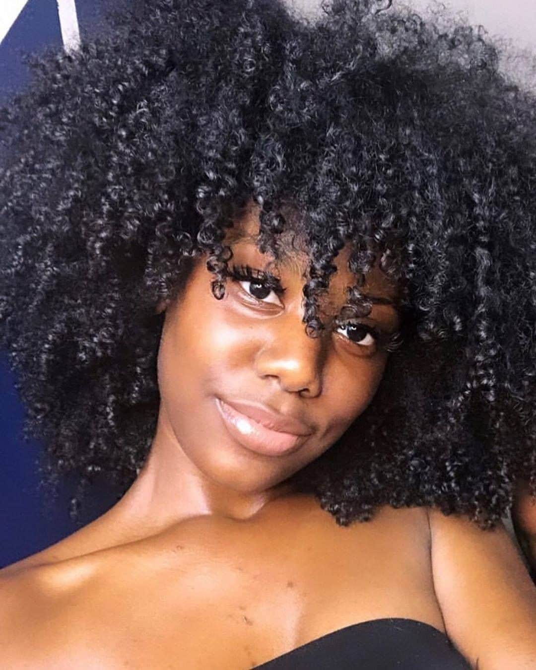 ghd hairさんのインスタグラム写真 - (ghd hairInstagram)「Use a diffuser to minimize frizz and to enhance natural texture & curls ✨ Check out tutorials over on our IGTV featuring ghd helios and diffuser 👆 😍 @charlottemensah #ghd #ghdhairpro #hairgoals #naturaltexture #hairinspo #curlyhair #diffuser」6月25日 3時25分 - ghdhair