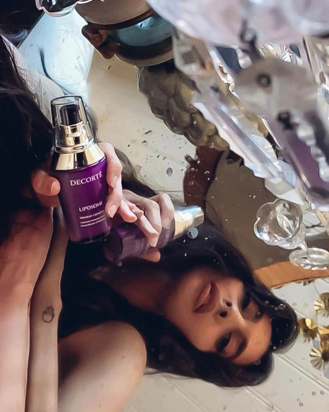 Zara Martinのインスタグラム：「So happy to collaborate with my one of my favourite brands @decortebeautyUK 💜 They are at the forefront of luxury skincare and home to Japan’s no 1 selling serum #MoistureLiposome which hasn’t needed to change its formula for 30 years, so they know a thing or two about ageing well 😜 #MyDecorteMoment #Decorte  Available at harrods.com or  https://www.decortecosmetics.co.uk/ #ad」