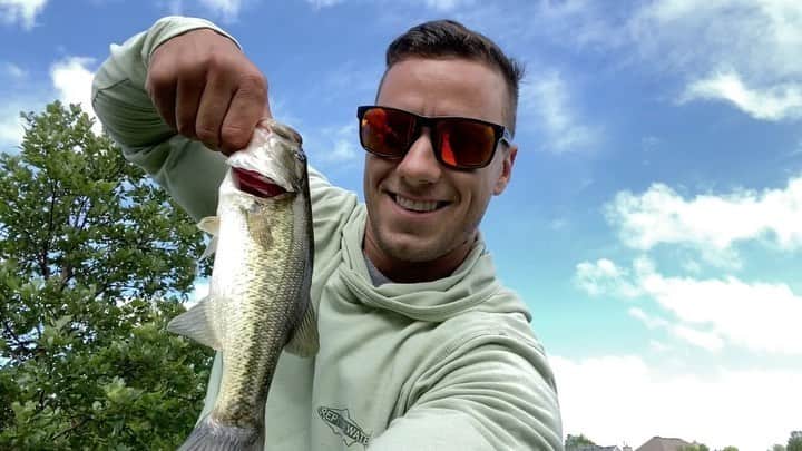 ジェイコブ・ダルトンのインスタグラム：「Pretty epic pond fishing here in Illinois 🎣 Video is up with a little bonus clip of hooking something huge 🤷🏻‍♂️ Check out the youtube!  #Fishing #Outdoors」